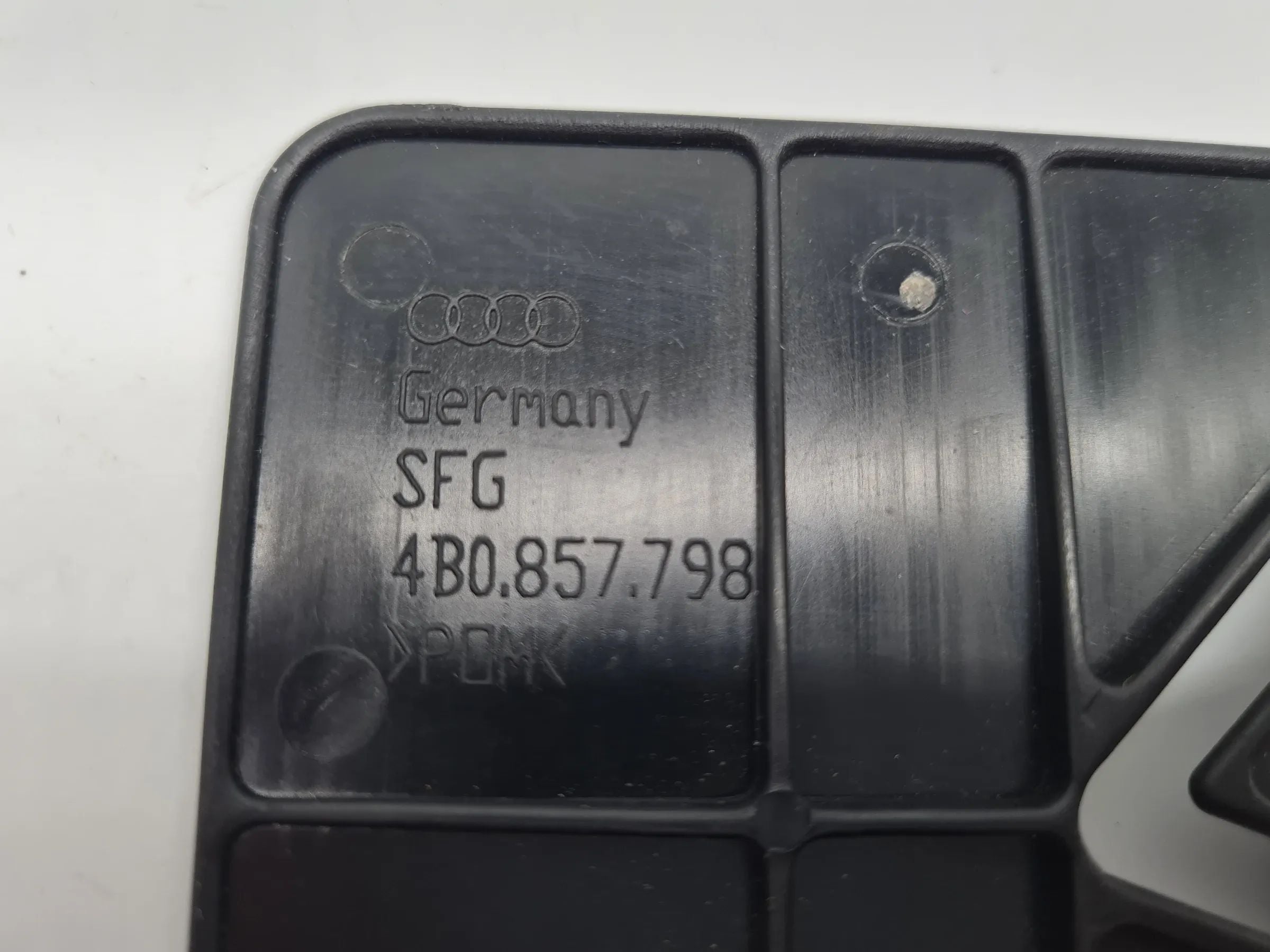 Original Audi A6 (4B2/4B4) Abdeckun Gurtschnalle Gurt Hinten Rechts 4B0857798