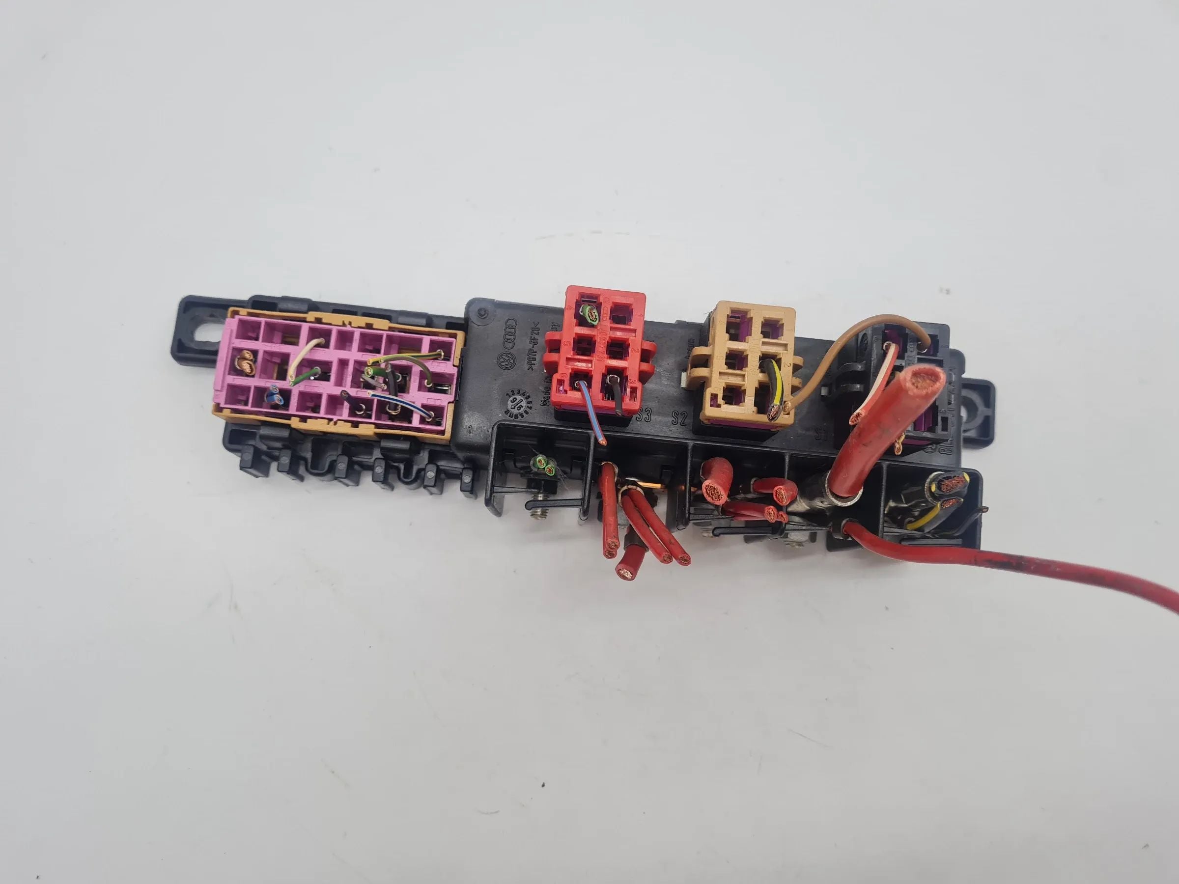 Original Audi A6 (4B2/4B4) Relais Stecker Leiste Träger 8L0941822A