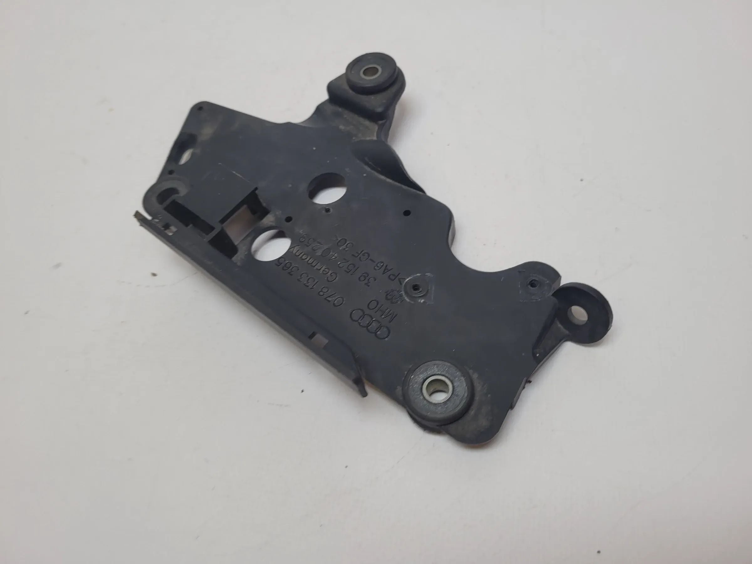 Original Audi A6 (4B2/4B4) Halteplatte Magnetventil 078133365