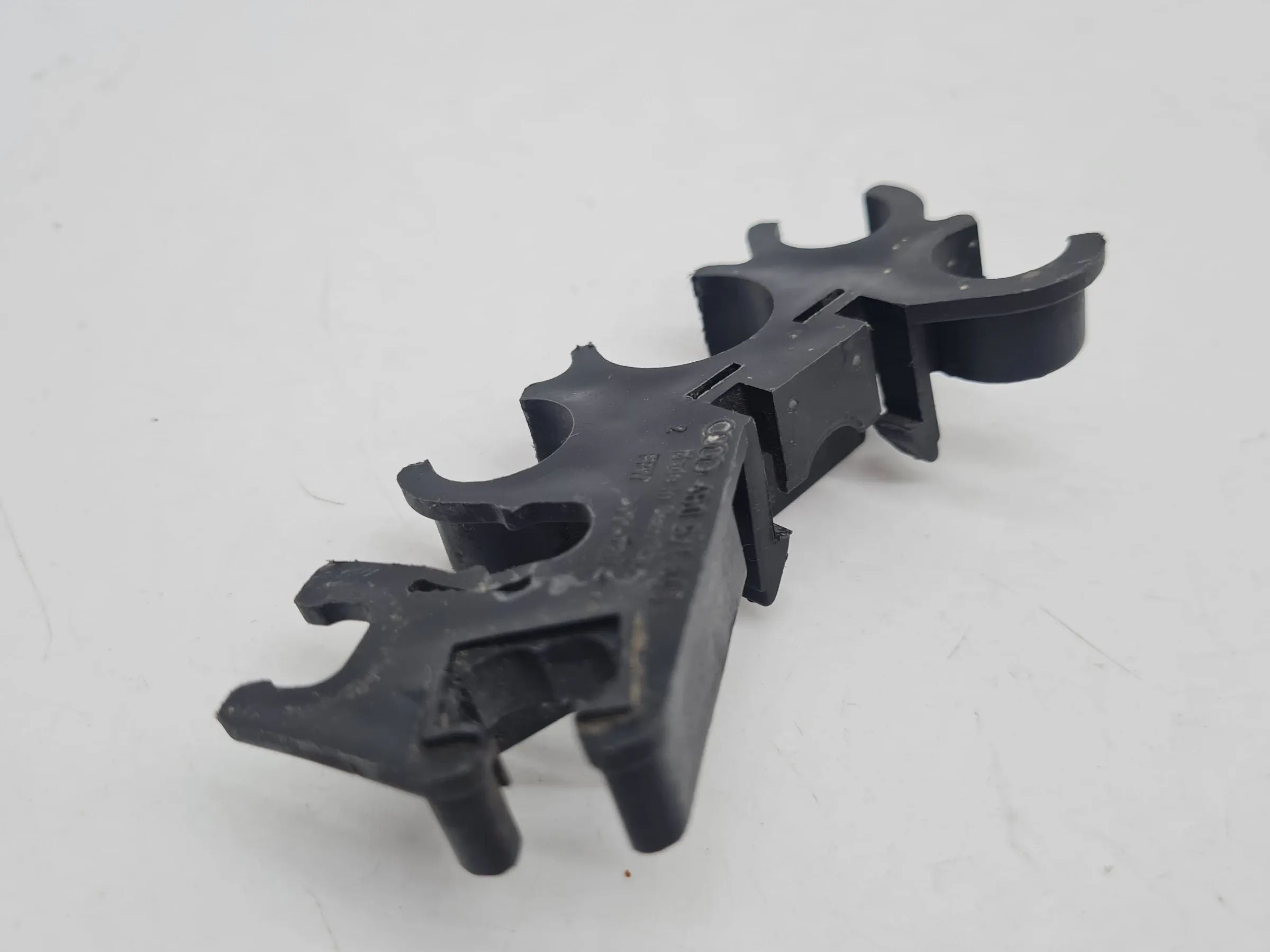 Original Audi A6 (4B2/4B4) Halter Halterung Sicherungsträger 4B0971845