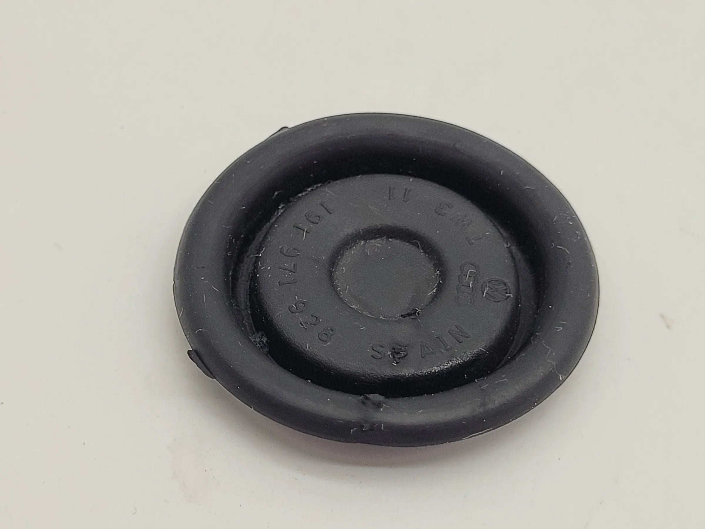 Original Audi A4 (8E/B6/B7) Stopfen Verscluss Deckel Tülle L/R 191971928