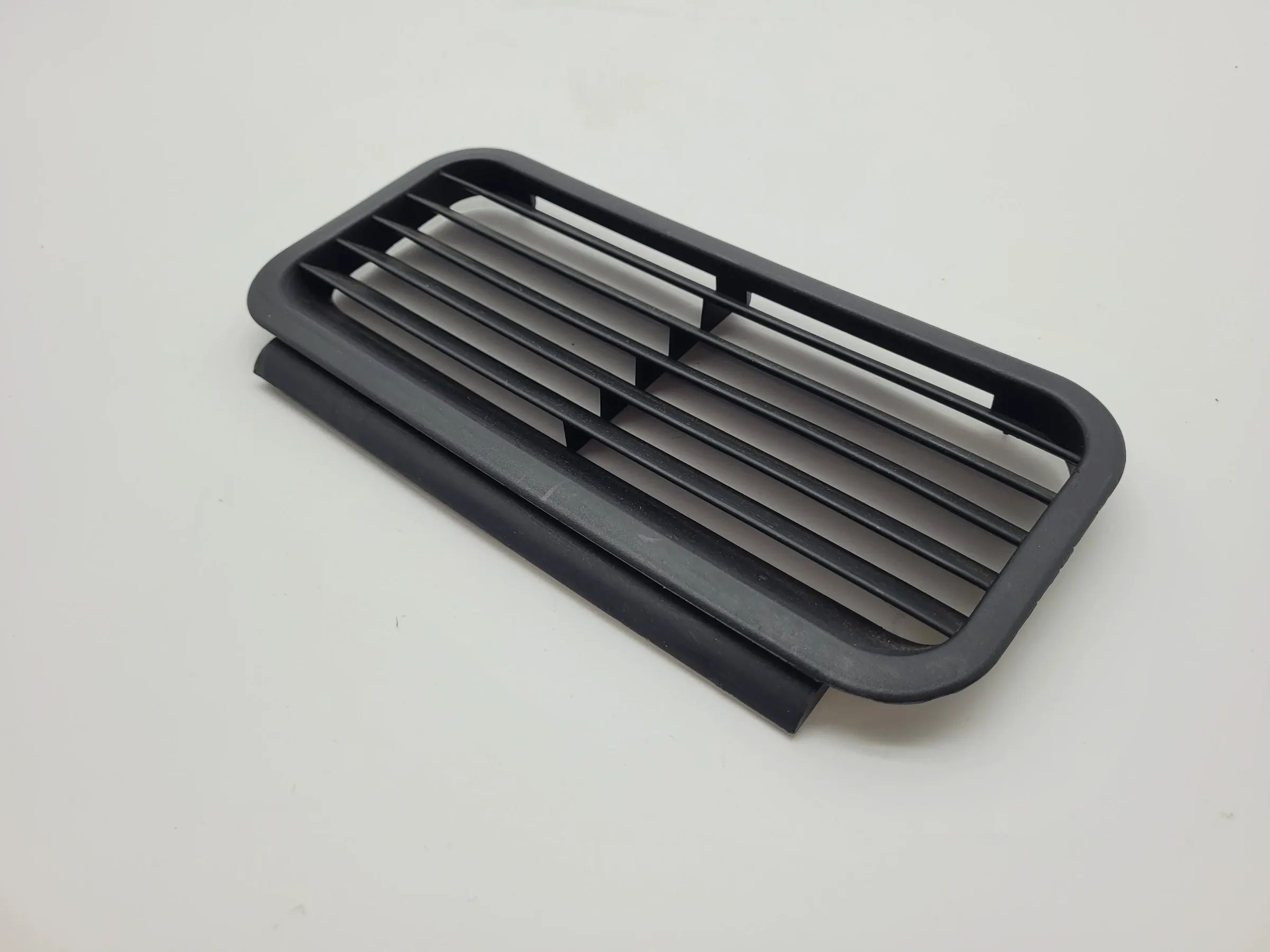 Original Audi A6 (4B2/4B4) Penutup Koper Bagasi Blende Udara R/L 8E5863887A