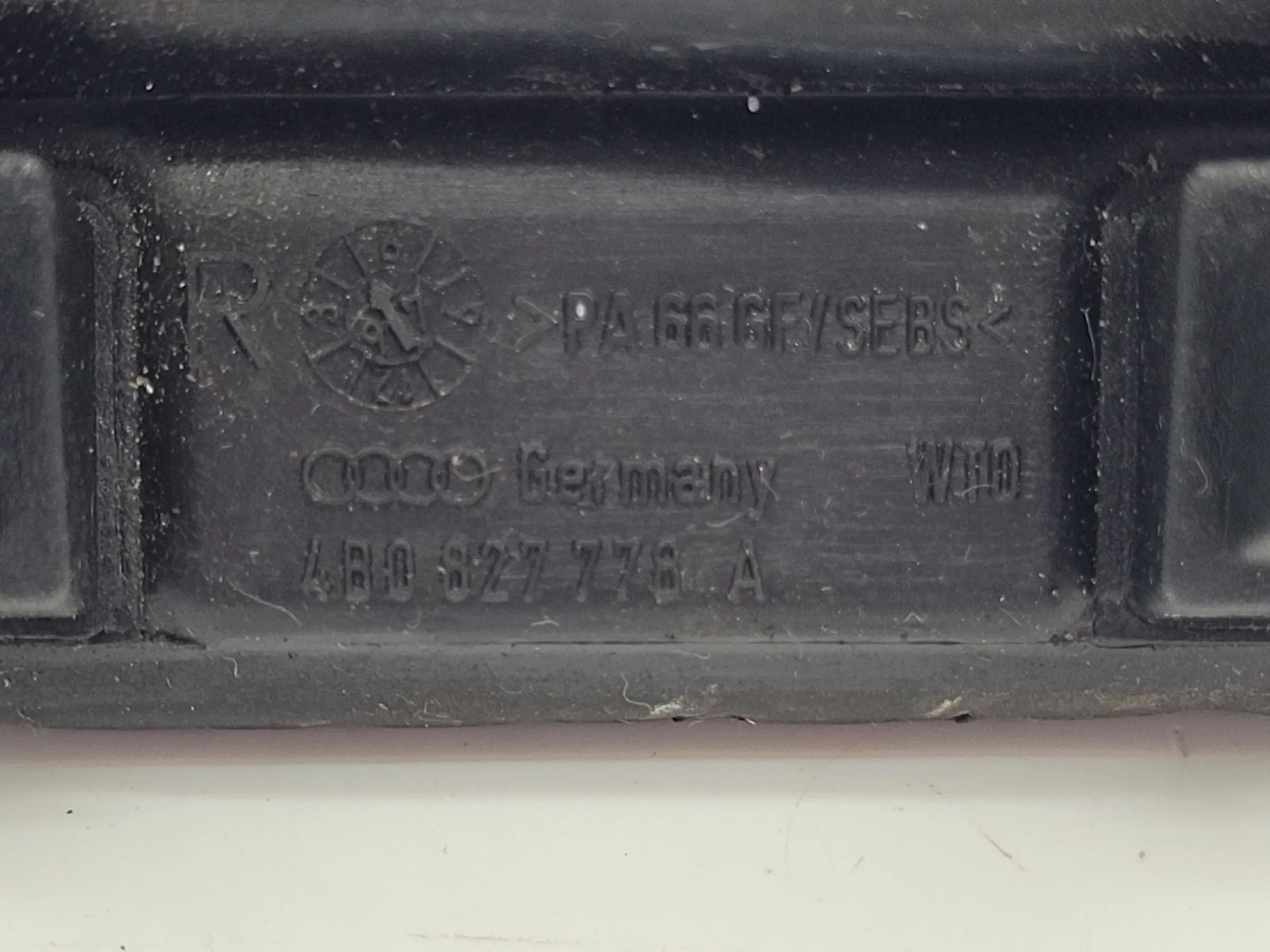 Original Audi A6 (4B2/4B4) Heckklappengriff 4B0827778A