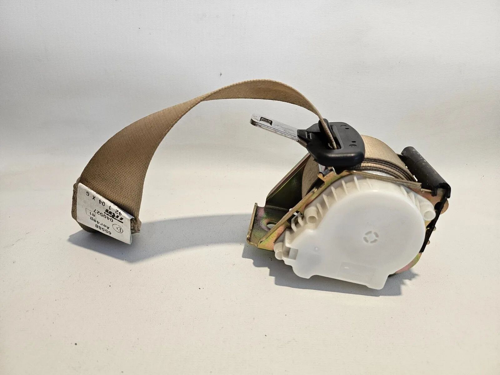 อะไหล่แท้ BMW E61 เข็มขัดนิรภัย SRS หลังขวาสีเบจ หมายเลข 33031847 สภาพไม่เคยประสบอุบัติเหตุ