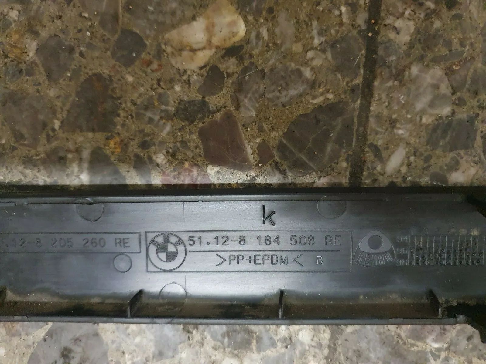 oryginalna listwa zderzakowa tylna prawa BMW 8184508 e39 limousine