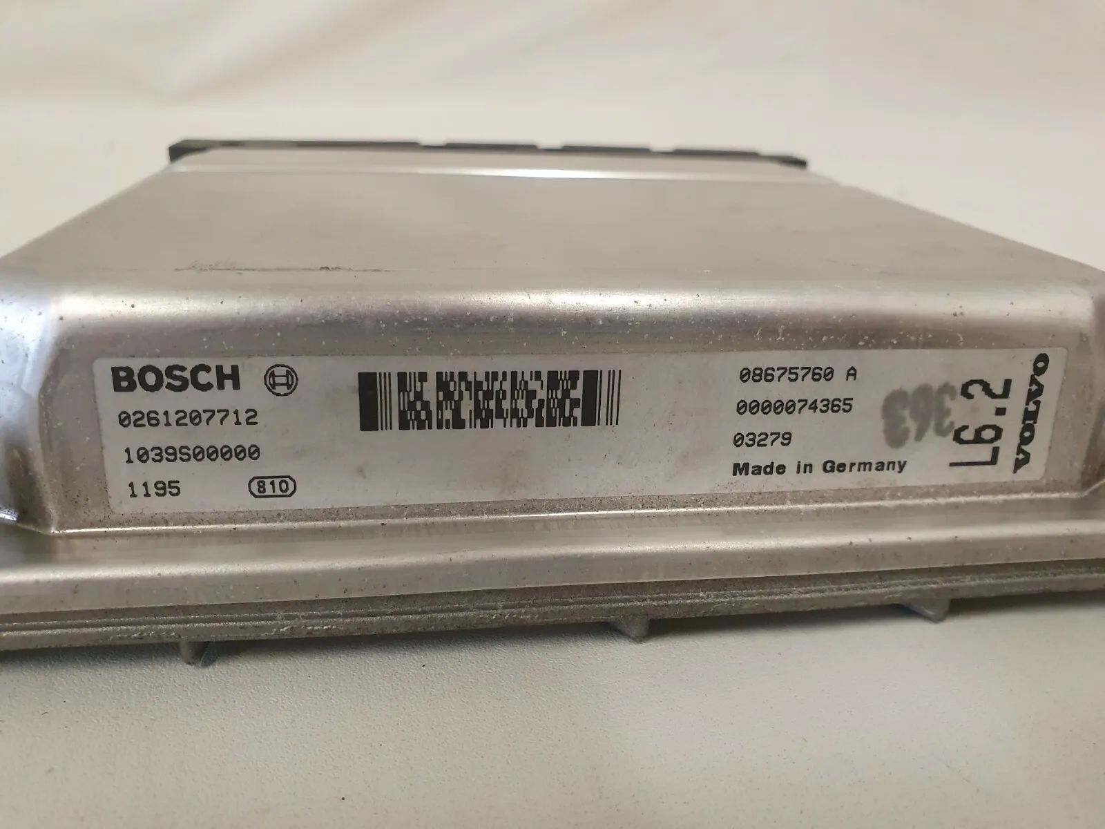 กล่องควบคุมเครื่องยนต์ Volvo V70 XC70 2.5T 154KW 210PS หมายเลข 08675760 A Bosch 0261207712