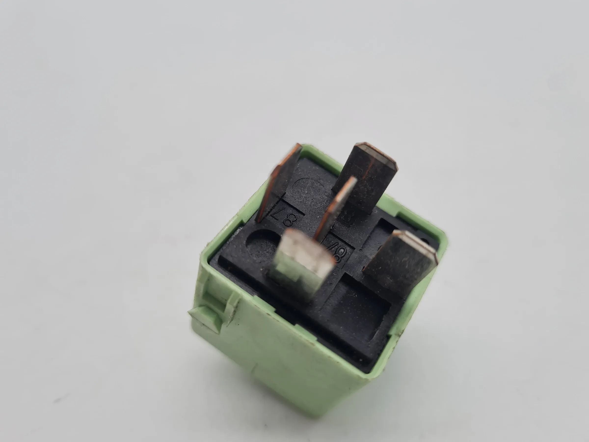 Original BMW E36 E38 E39 E46 E53 E60 E61 Z3 X3 Relais Grün 61.36-8373700