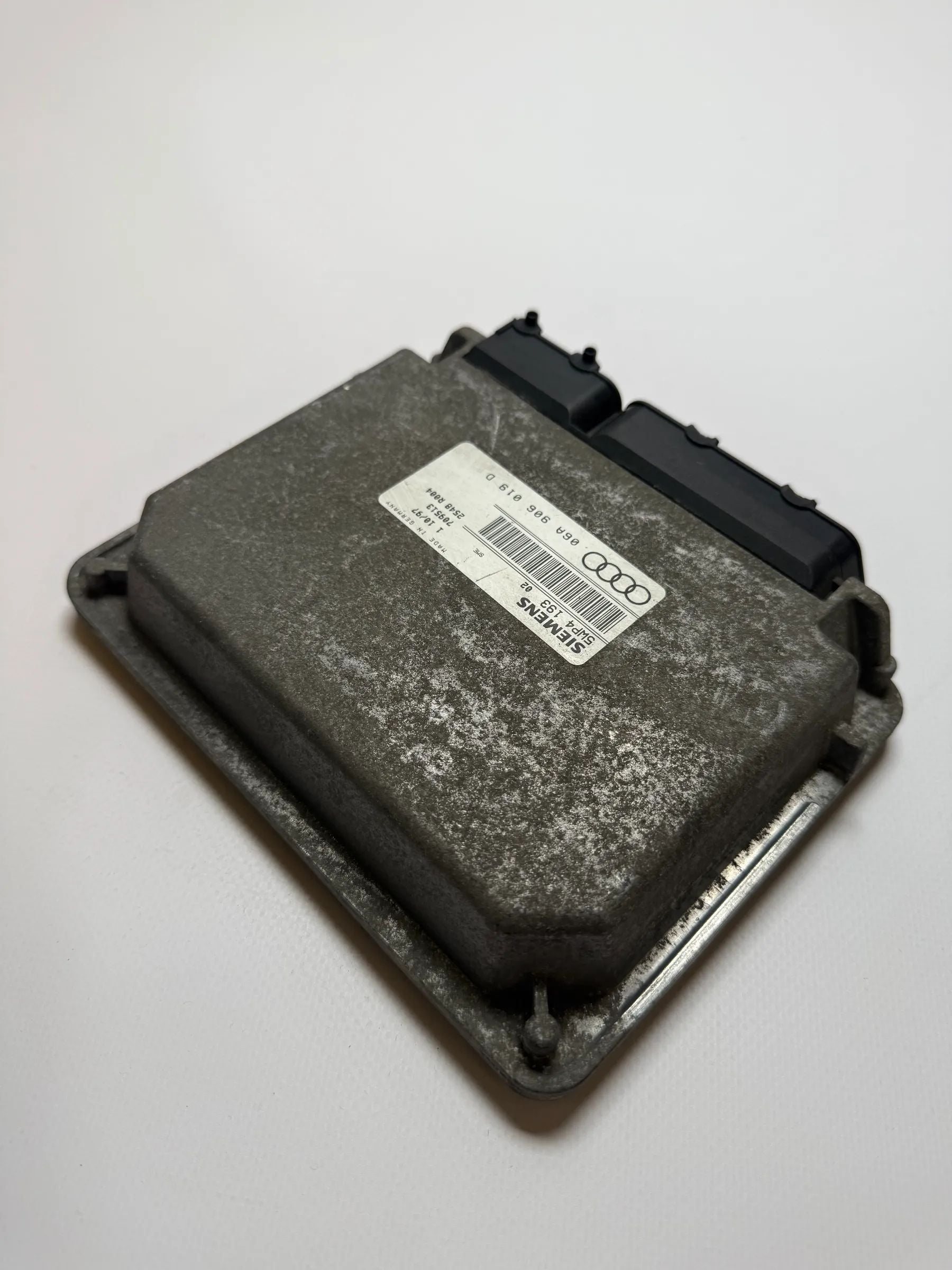 Audi A3 8L 1.6純正エンジンコントロールユニット 06A906019D 動作確認済み