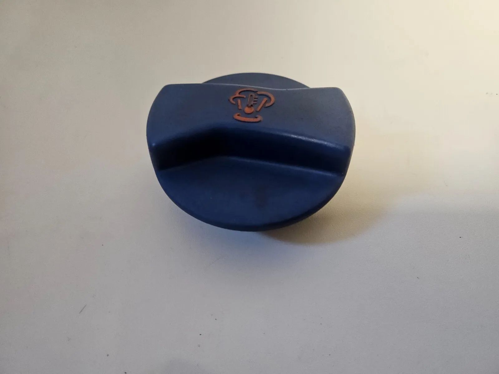 Оригинальная крышка расширительного бачка охлаждающей жидкости VW Touareg 7L 3.0 TDI VW 1J0121321B