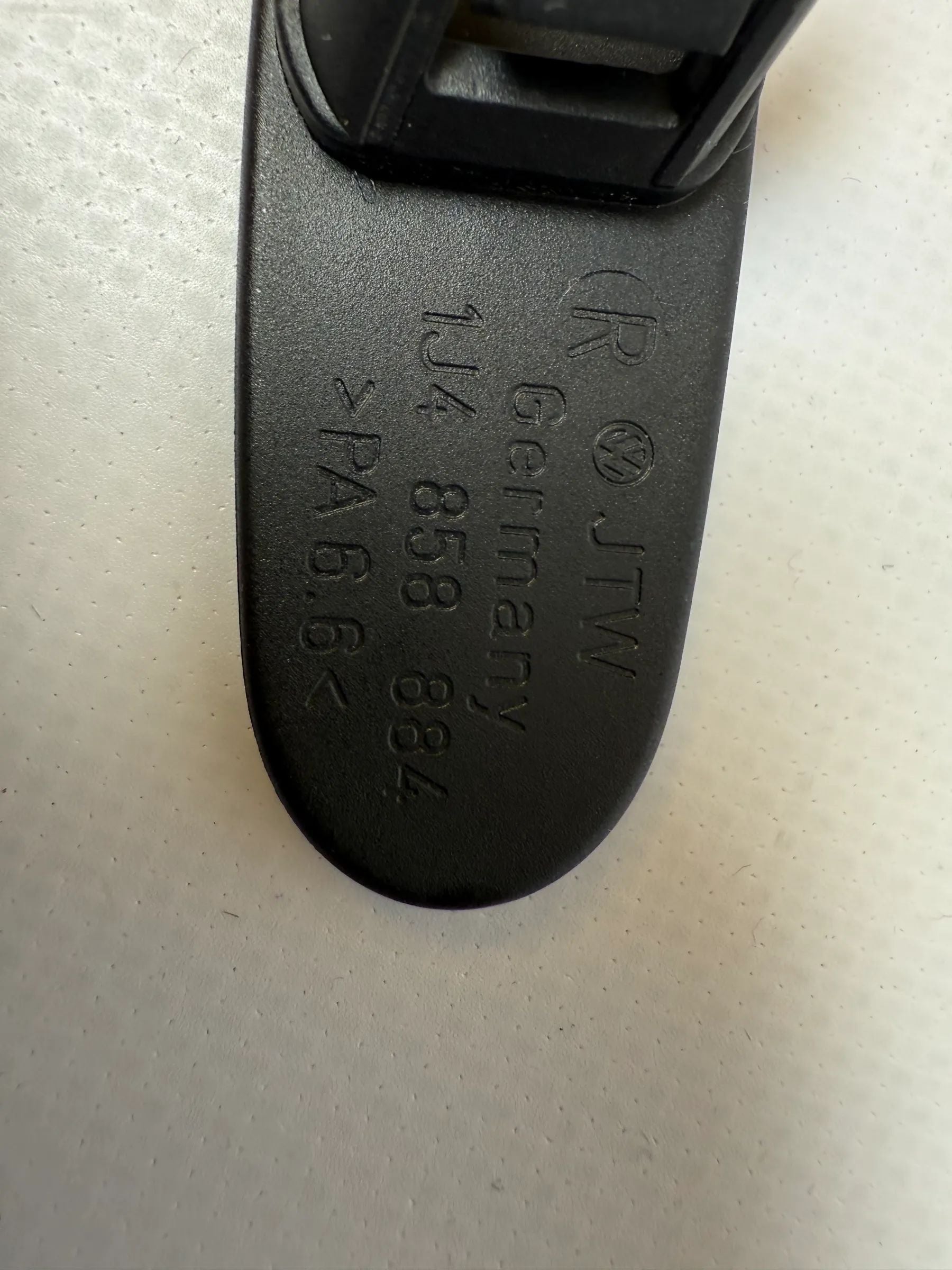 Oryginalny uchwyt pasa VW Golf 4 IV do bocznej osłony słupka C prawy 1J4858884