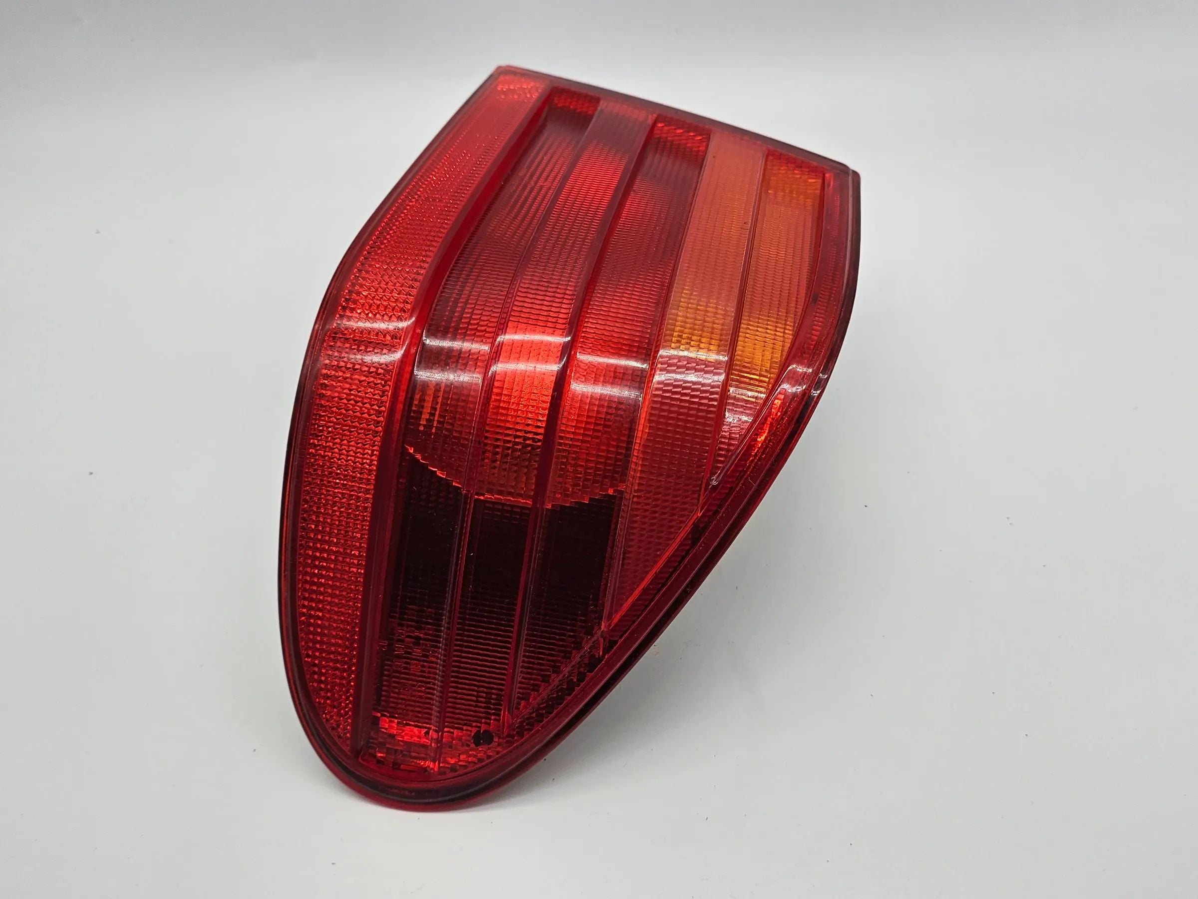 อะไหล่แท้ Mercedes-Benz E 200 210 ไฟท้ายขวาด้านนอก หมายเลข A2108200264