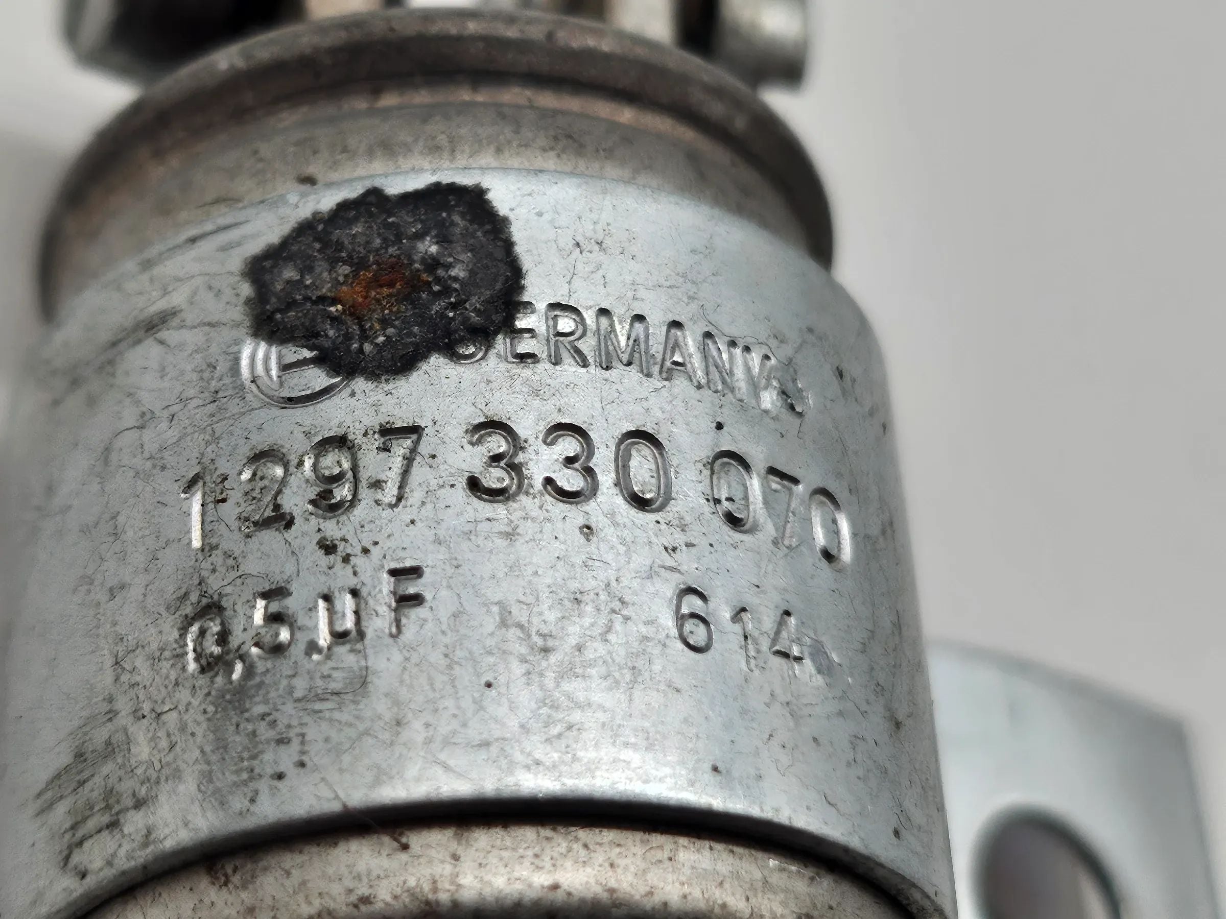 Condensateur Bosch 1 297 330 070 / Condensateur d'allumage avec connexion à vis 1297330070