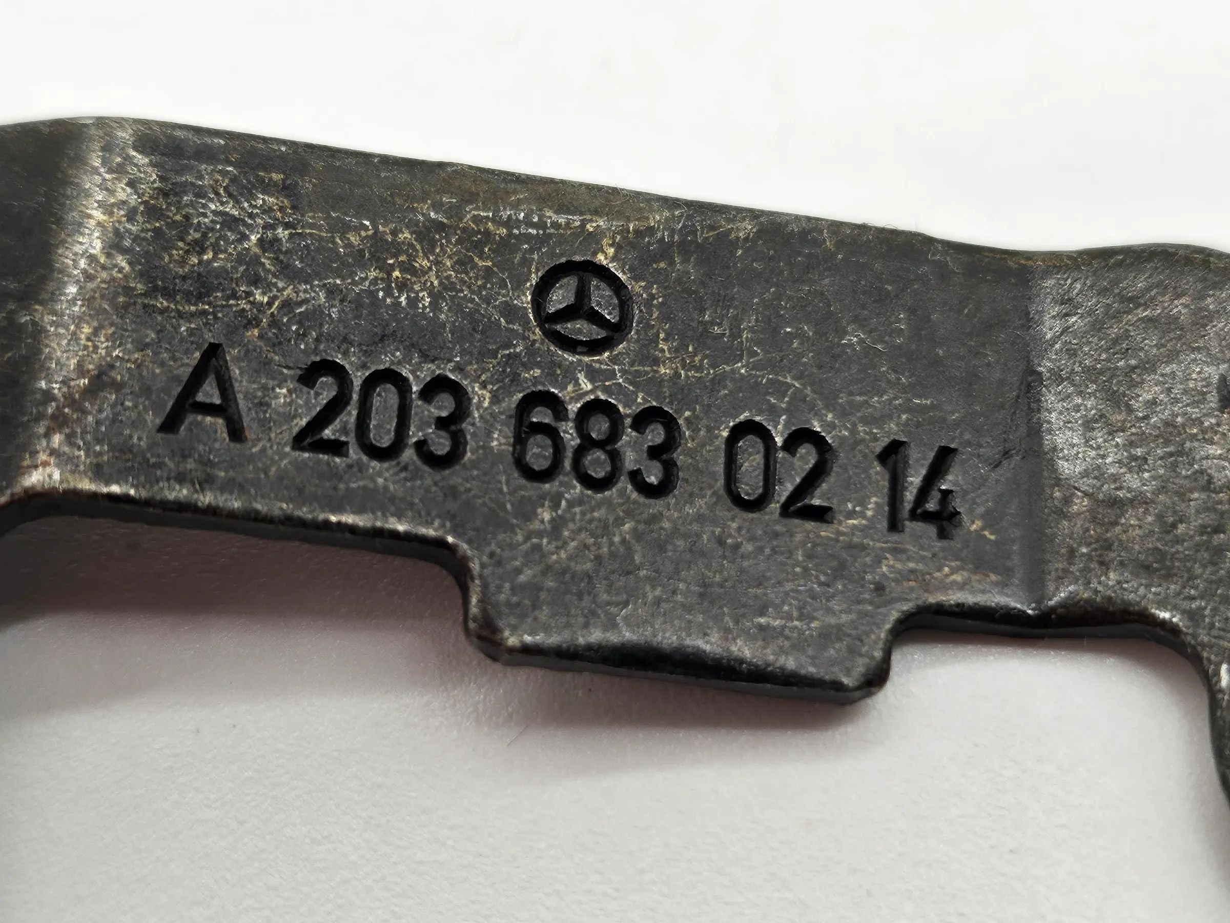 Mercedes-Benz C 180 Klammer/-Halter Mittelkonsolen Abdeckung links A2036830214