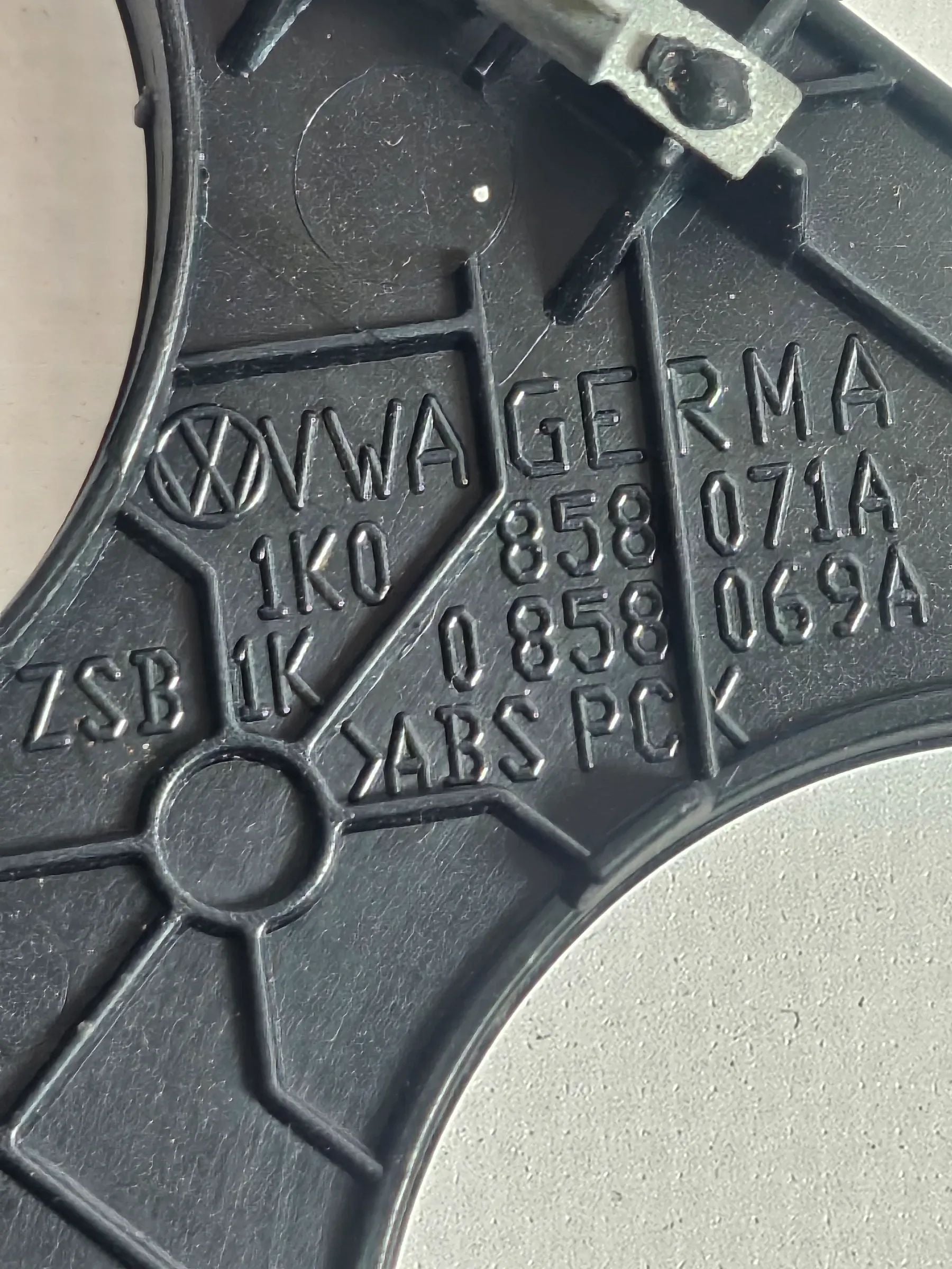 Oryginalna osłona konsoli środkowej radia i ogrzewania VW Golf V 1K 1K0858071A
