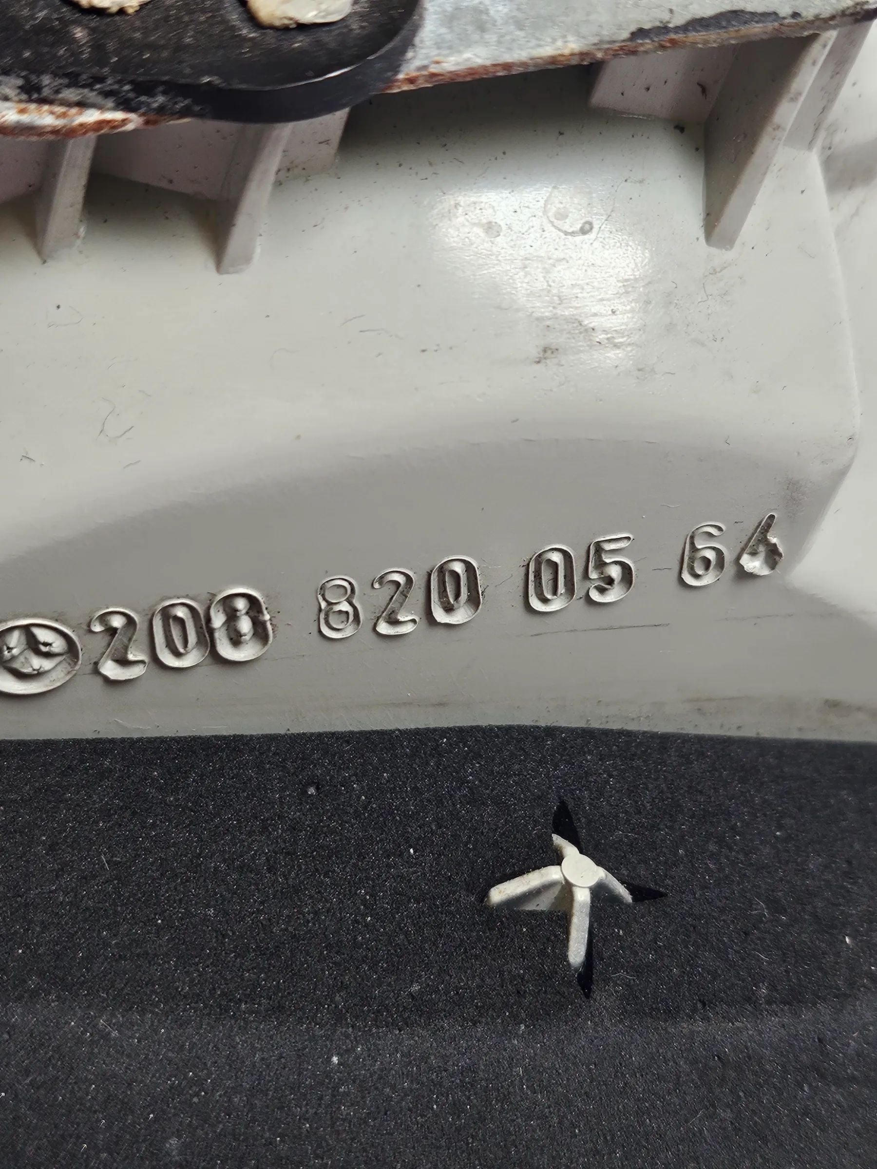 ORYGINALNA LAMPA TYLNA WEWNĘTRZNA LEWA MERCEDES BENZ CLK (C208) 320 2088200564