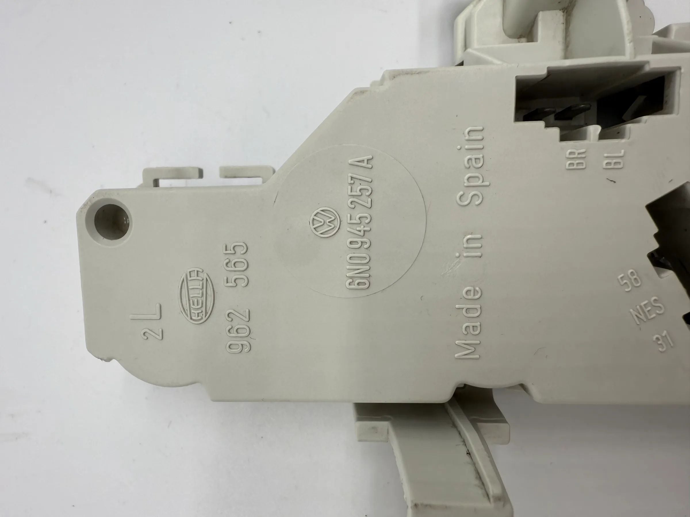 Oryginalny mocowanie lampy tylnej Volkswagen Polo (6N) lewy Hella 6N0945257A / 962565