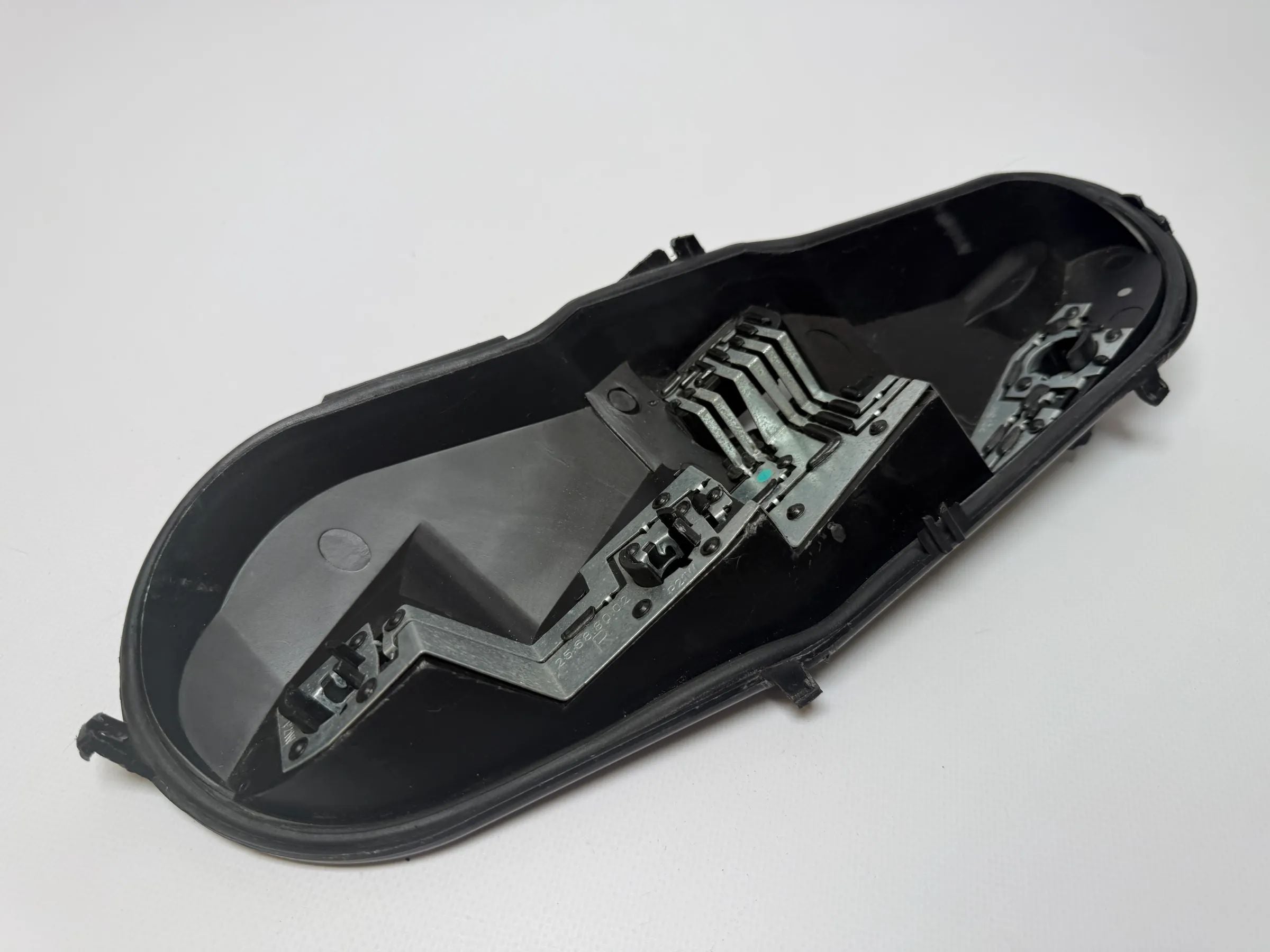 Oryginalny uchwyt lampy tylnej prawy Citroen C1 Peugeot 107 (PM/PN) 25688002