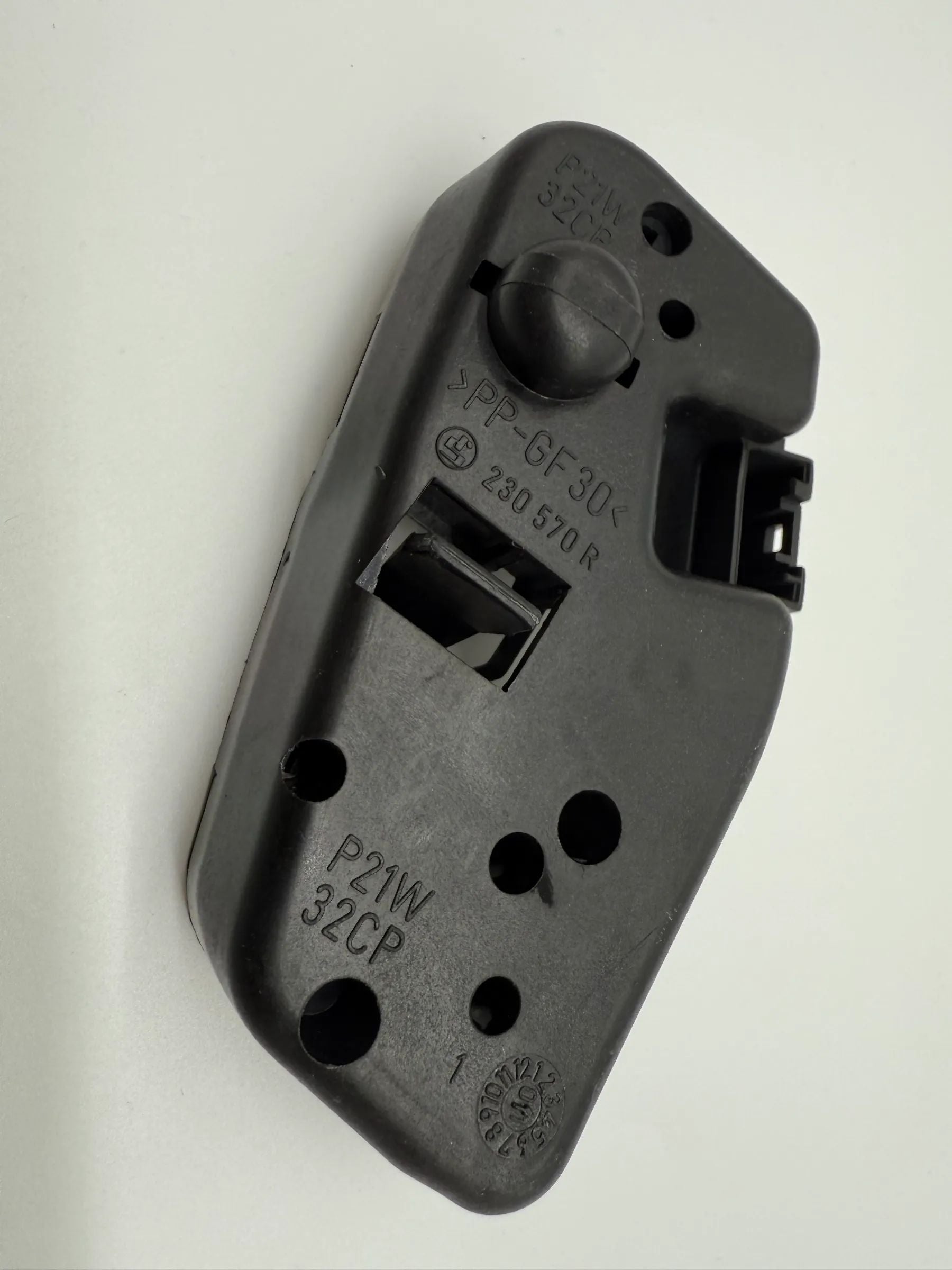 Оригинальный правый кронштейн заднего фонаря BMW E46 230570R / 230572R