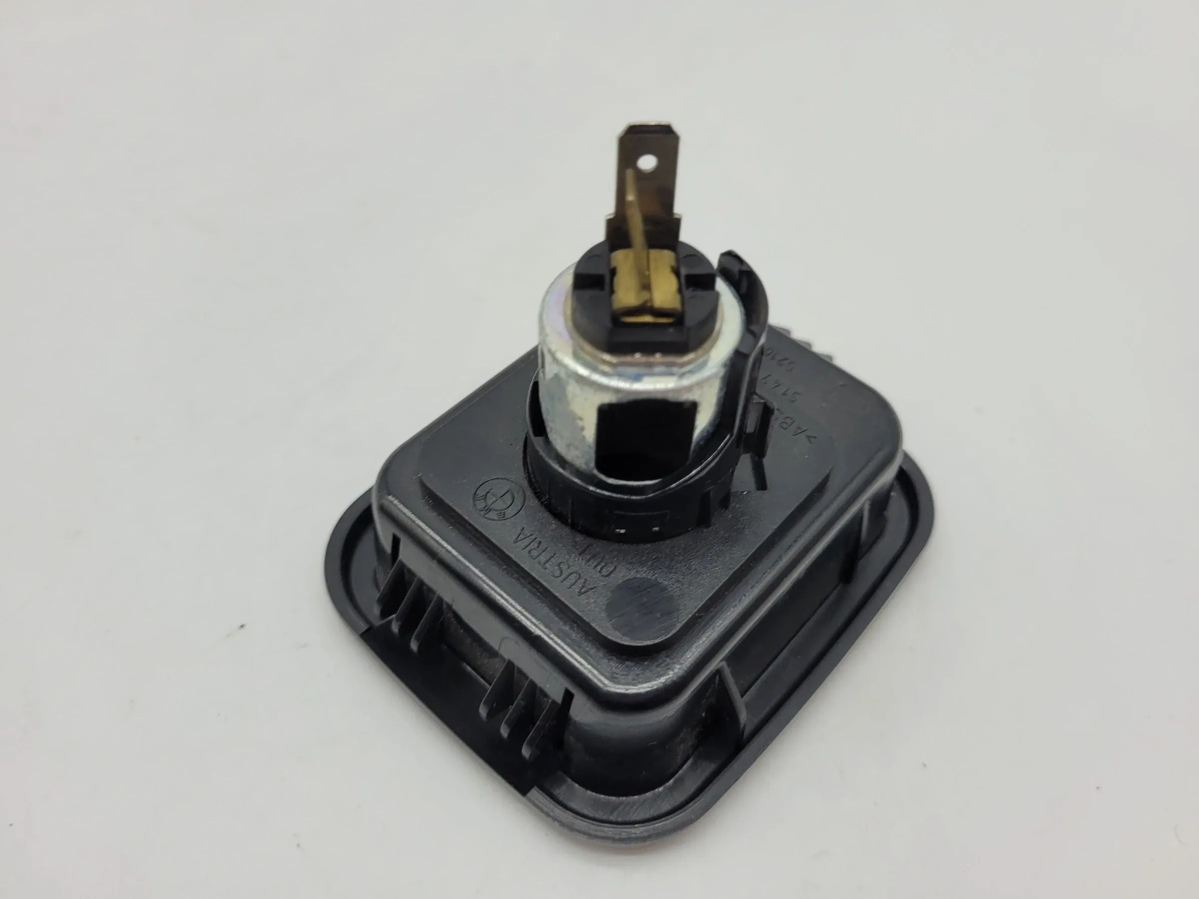 BMW 3er E90/E91 12V Bordspannung Steckdose Kofferraum 51.47-7143111 Original