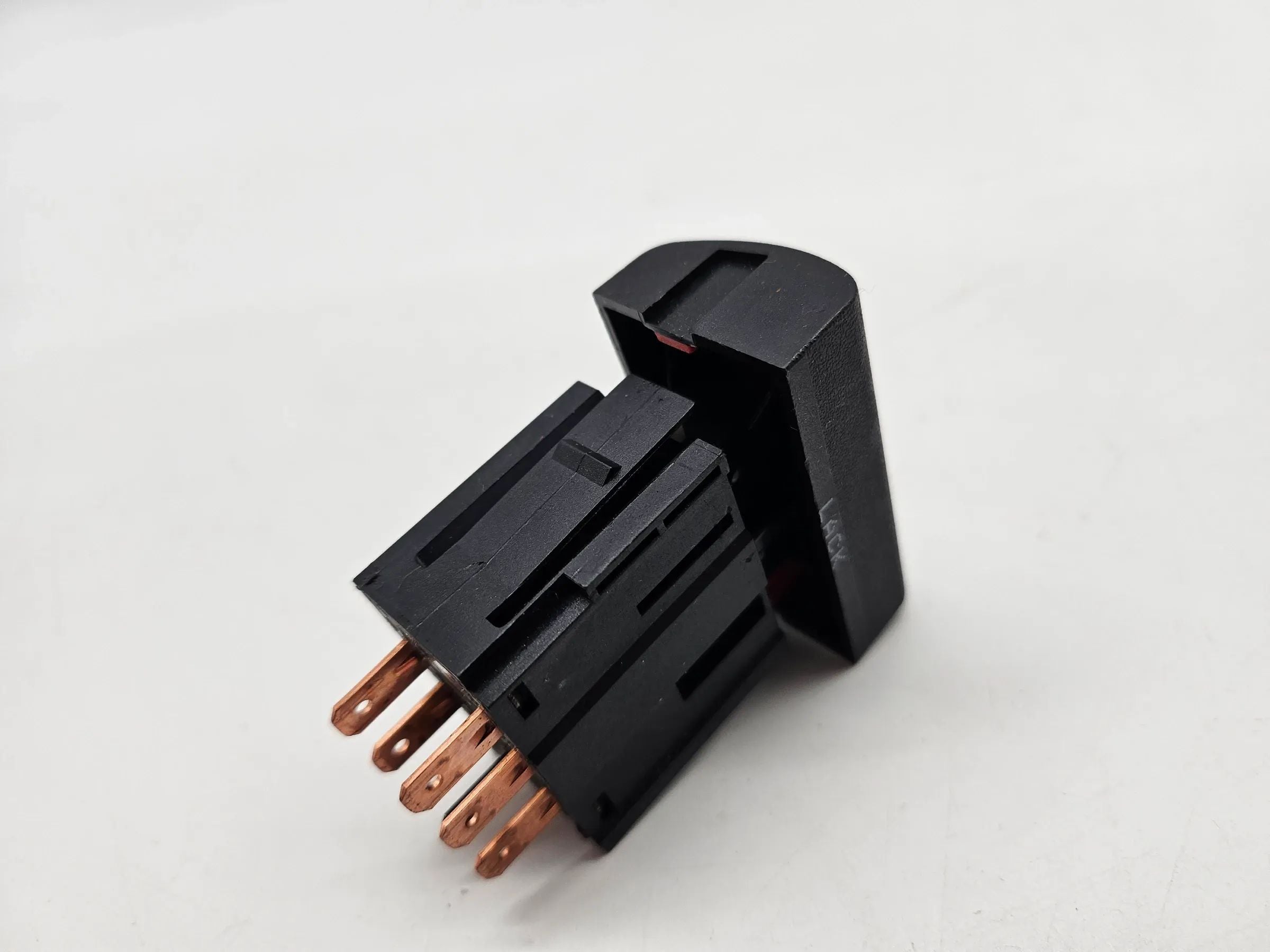 Оригинальный переключатель аварийной сигнализации Opel Vectra B 90457316