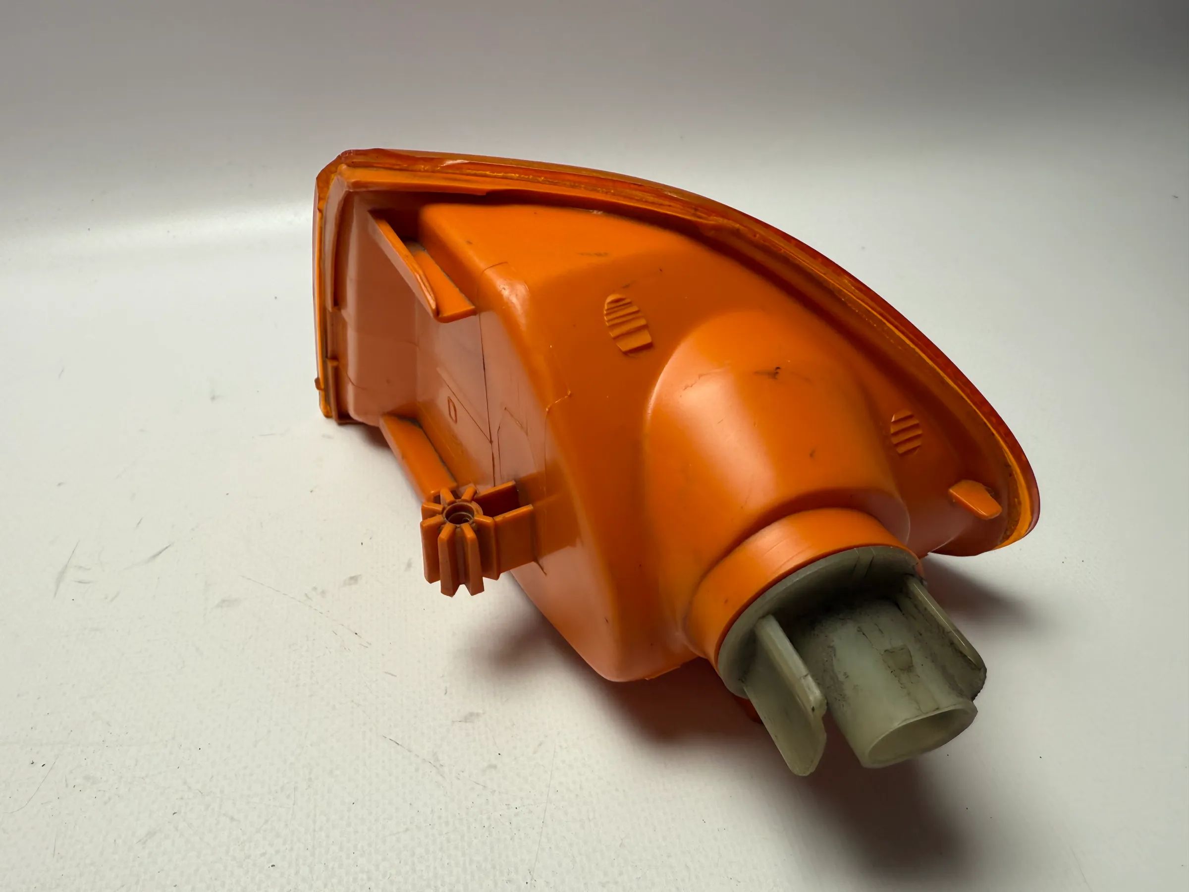 Оригинальный правый передний оранжевый указатель поворота Opel Astra F 1991-1994 90421897