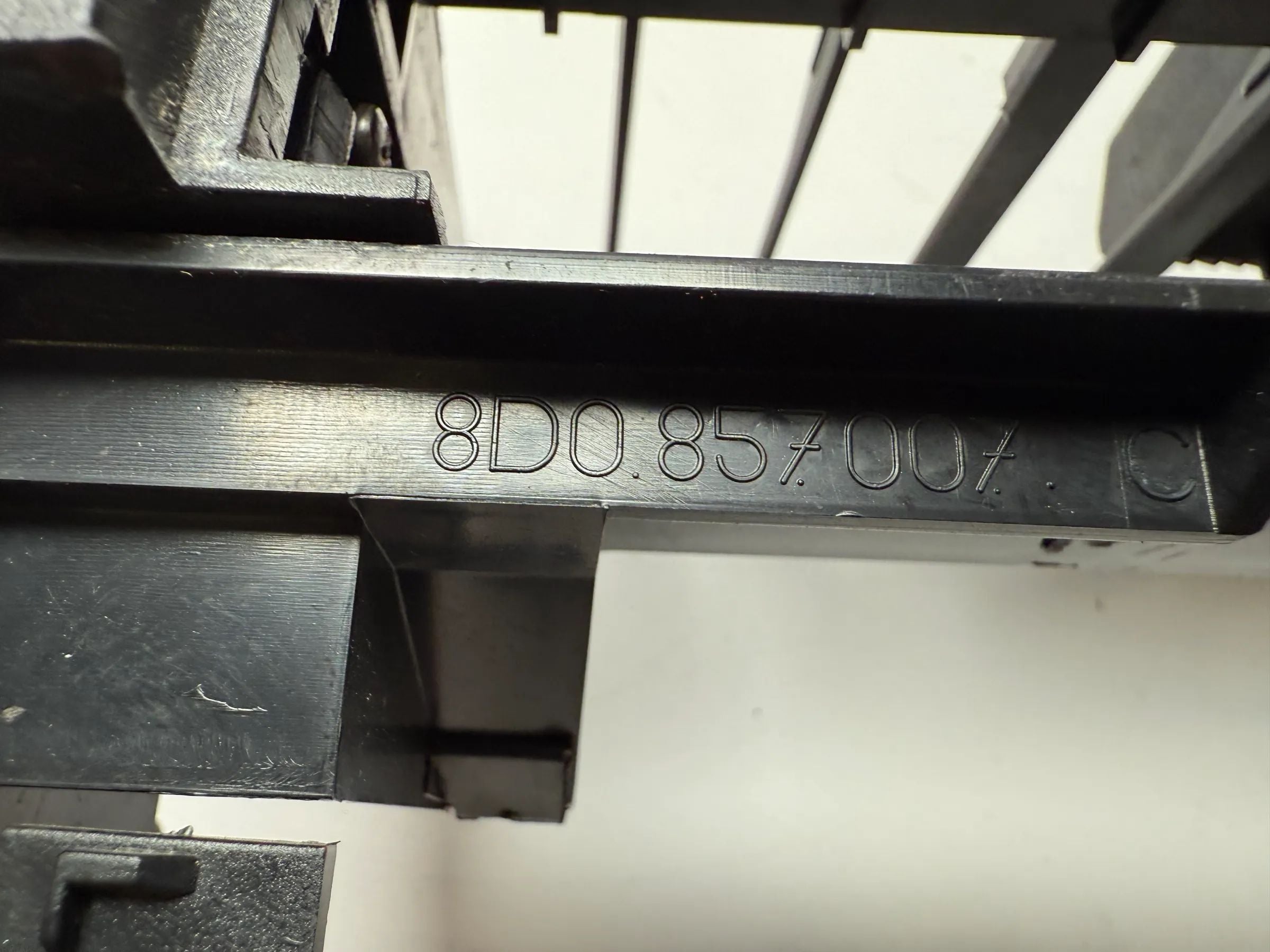 Original Audi A4 S4 B5 Mittelkonsole Radioschacht  8D0857007G