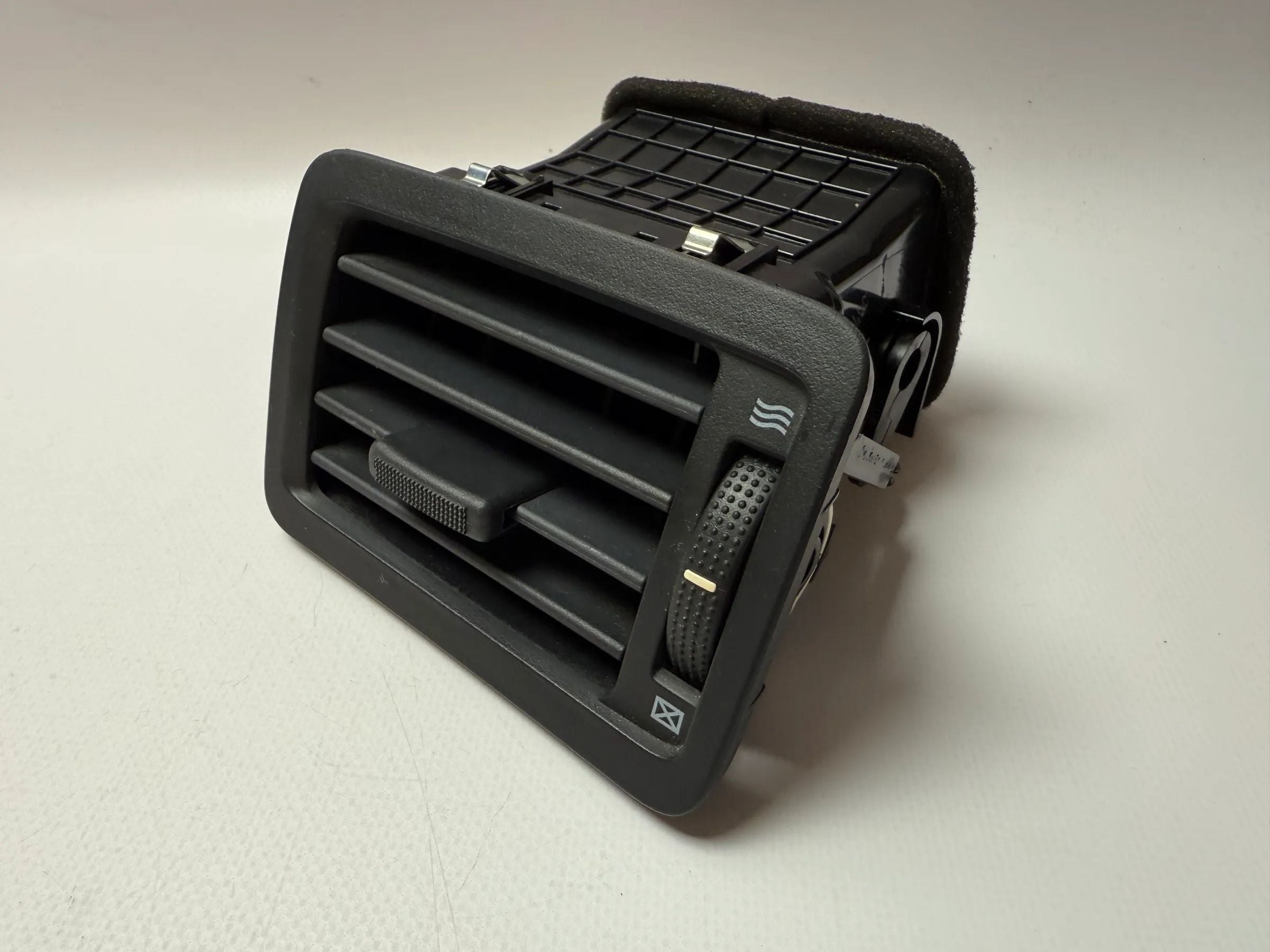 Original Hyundai Tucson air vent ventilation grille right 97490-2E000 / JM 97 302A 