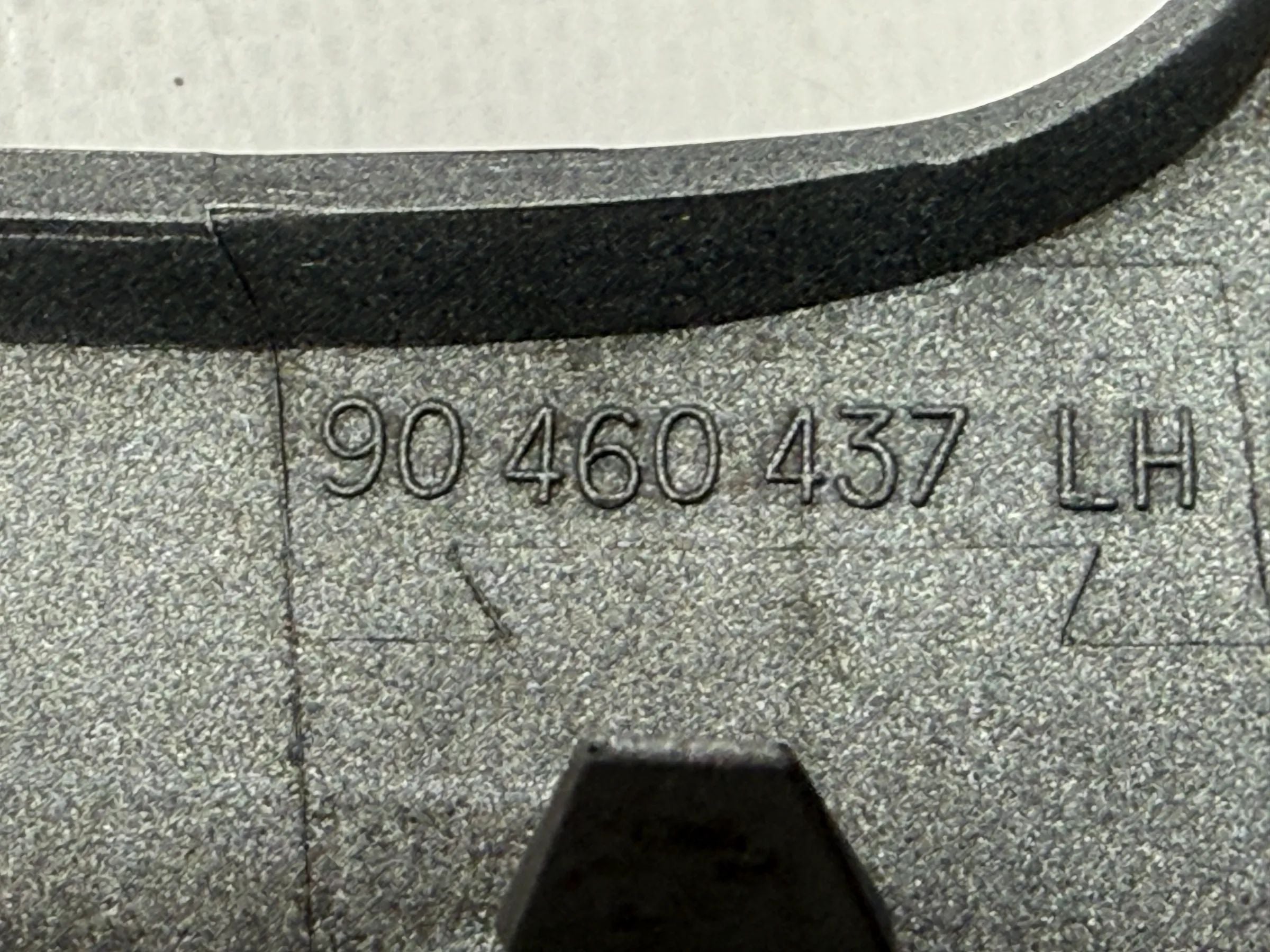 Оригинальная левая рамка крепления фар Опель Омега Б серебристая 90460437