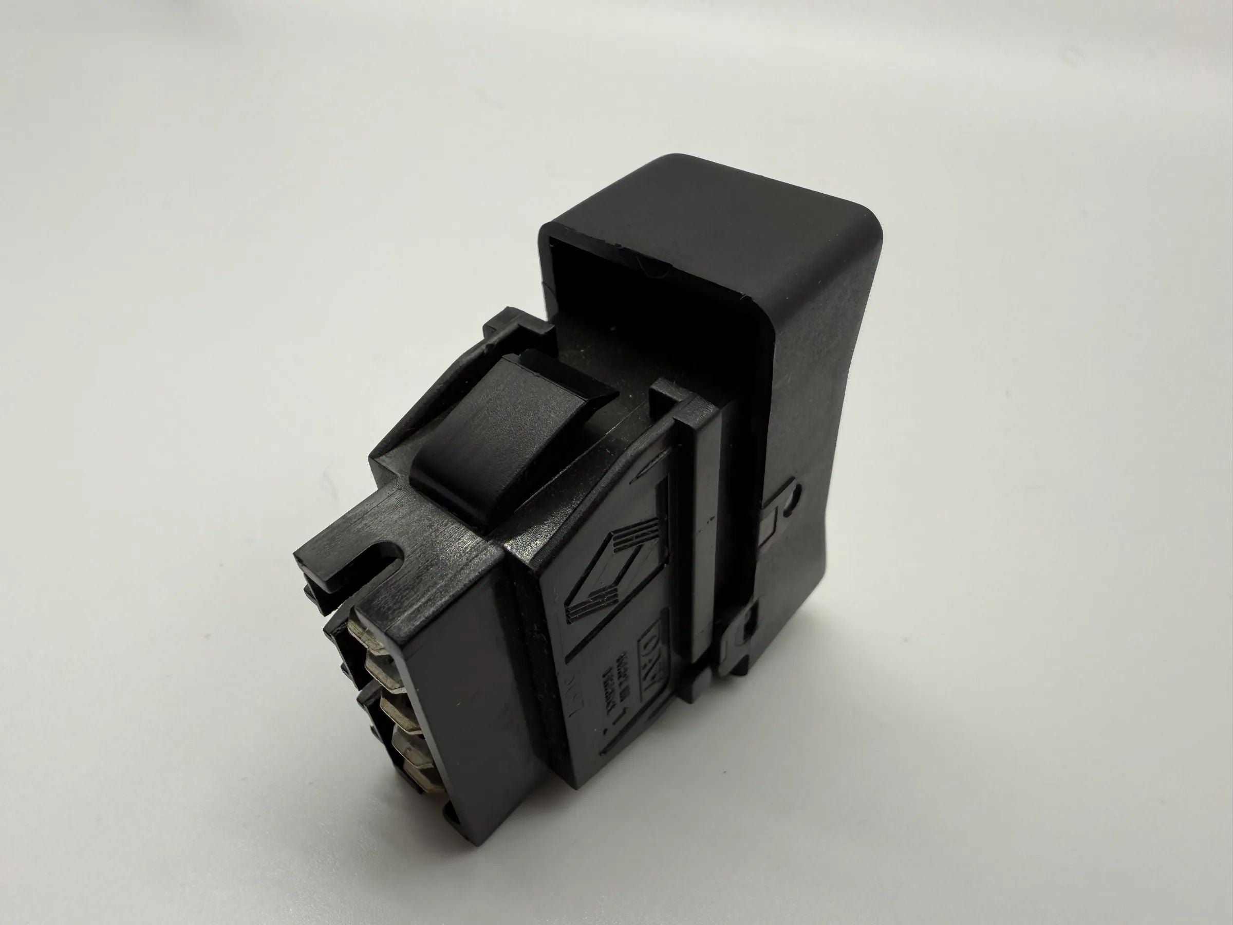Oryginalny przełącznik świateł przeciwmgłowych Renault R21 DAV 7700794673