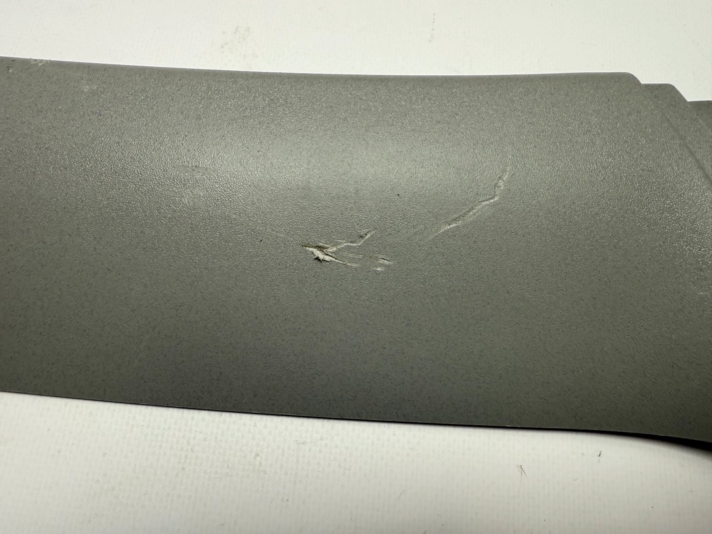 Оригинальная накладка крышки багажника Опель Зафира Б серая 13131332 Auto-veritas