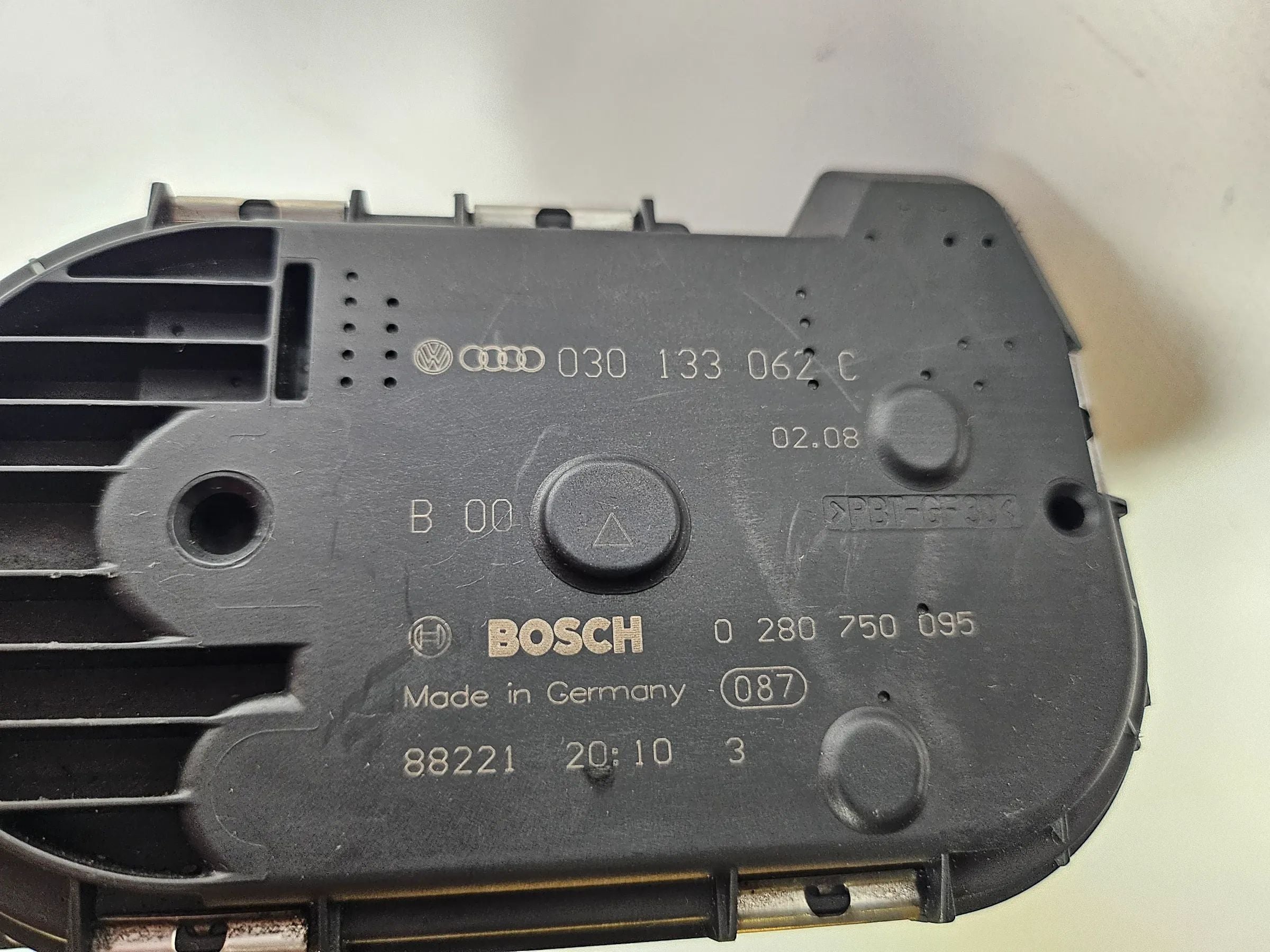 Оригинальная дроссельная заслонка Volkswagen Polo (6N2) 1.4 0280750095 030133062C BOSCH