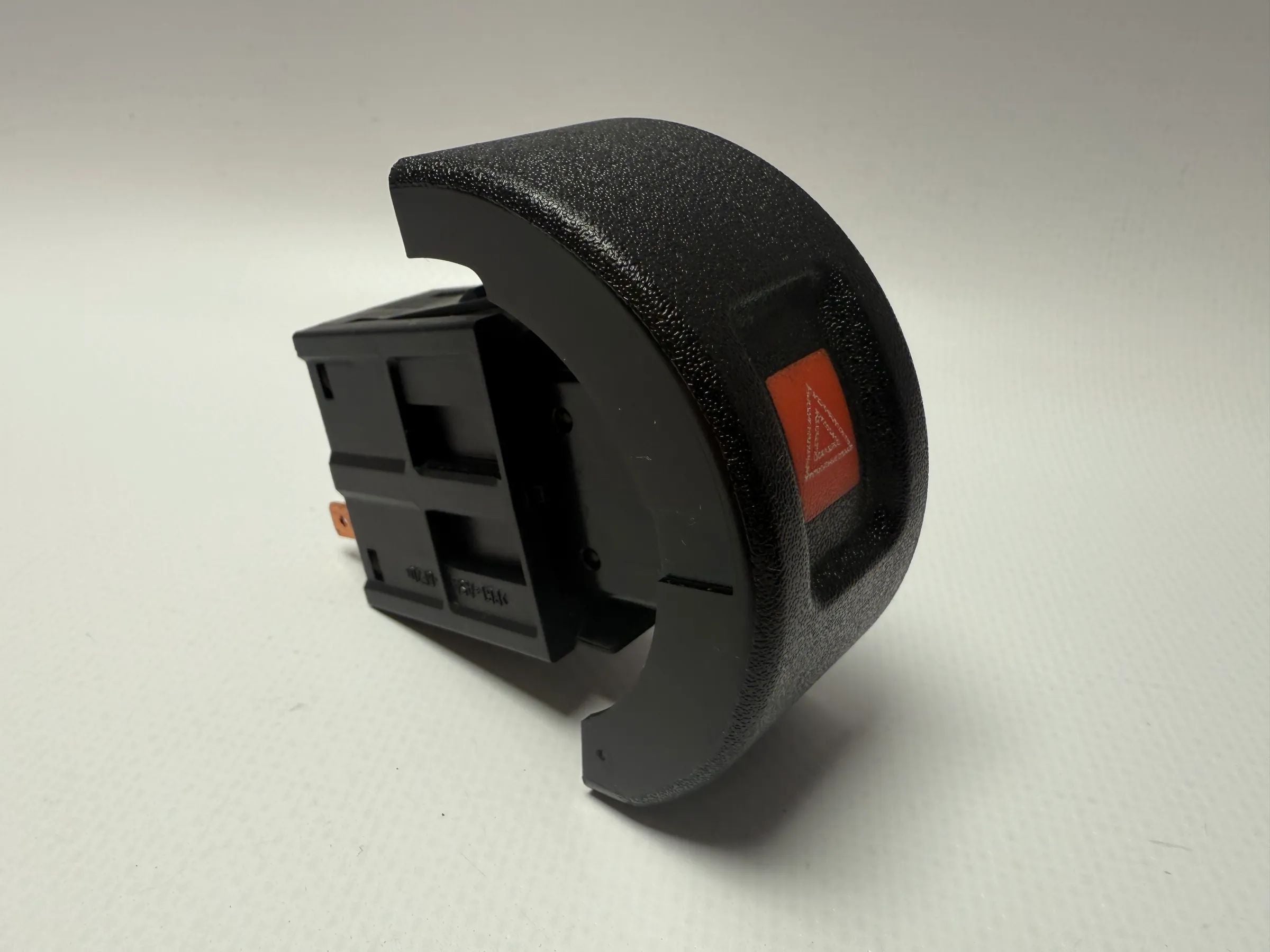 Оригинальный переключатель аварийной сигнализации Opel Astra G в передней вентиляционной решетке 09131728