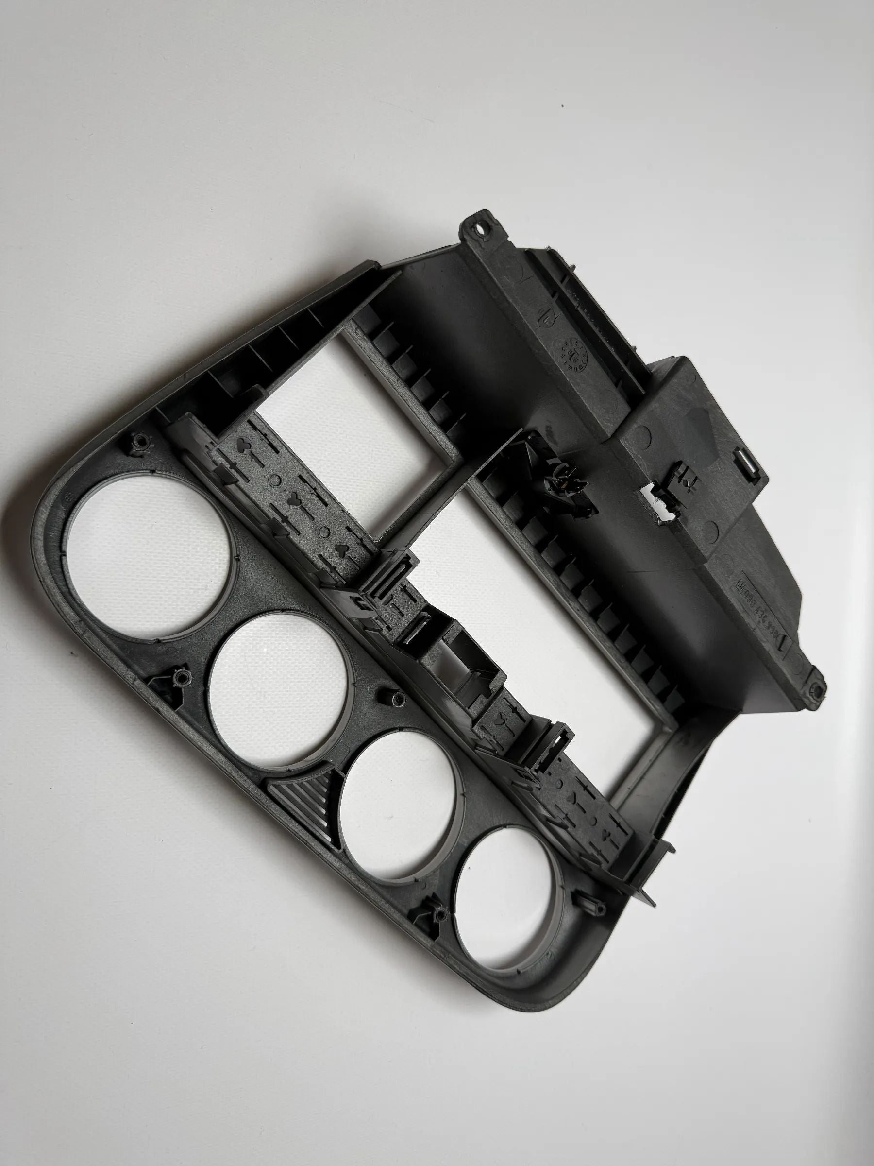 Оригинальная накладка облицовки центральной консоли Opel Омега 090436998