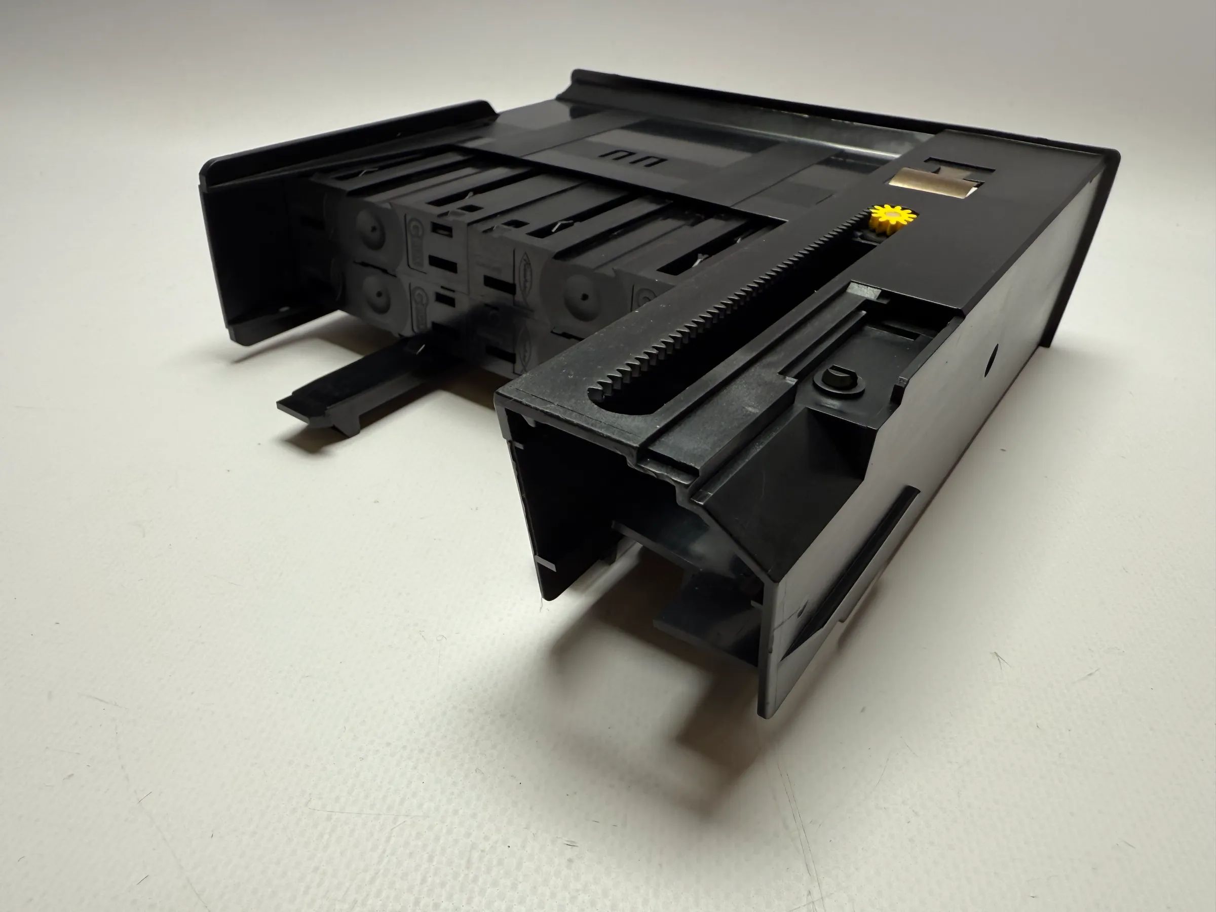 อะไหล่แท้ Mercedes-Benz A-Klasse W168 กล่องเก็บเทป 4 ช่อง A1686800714