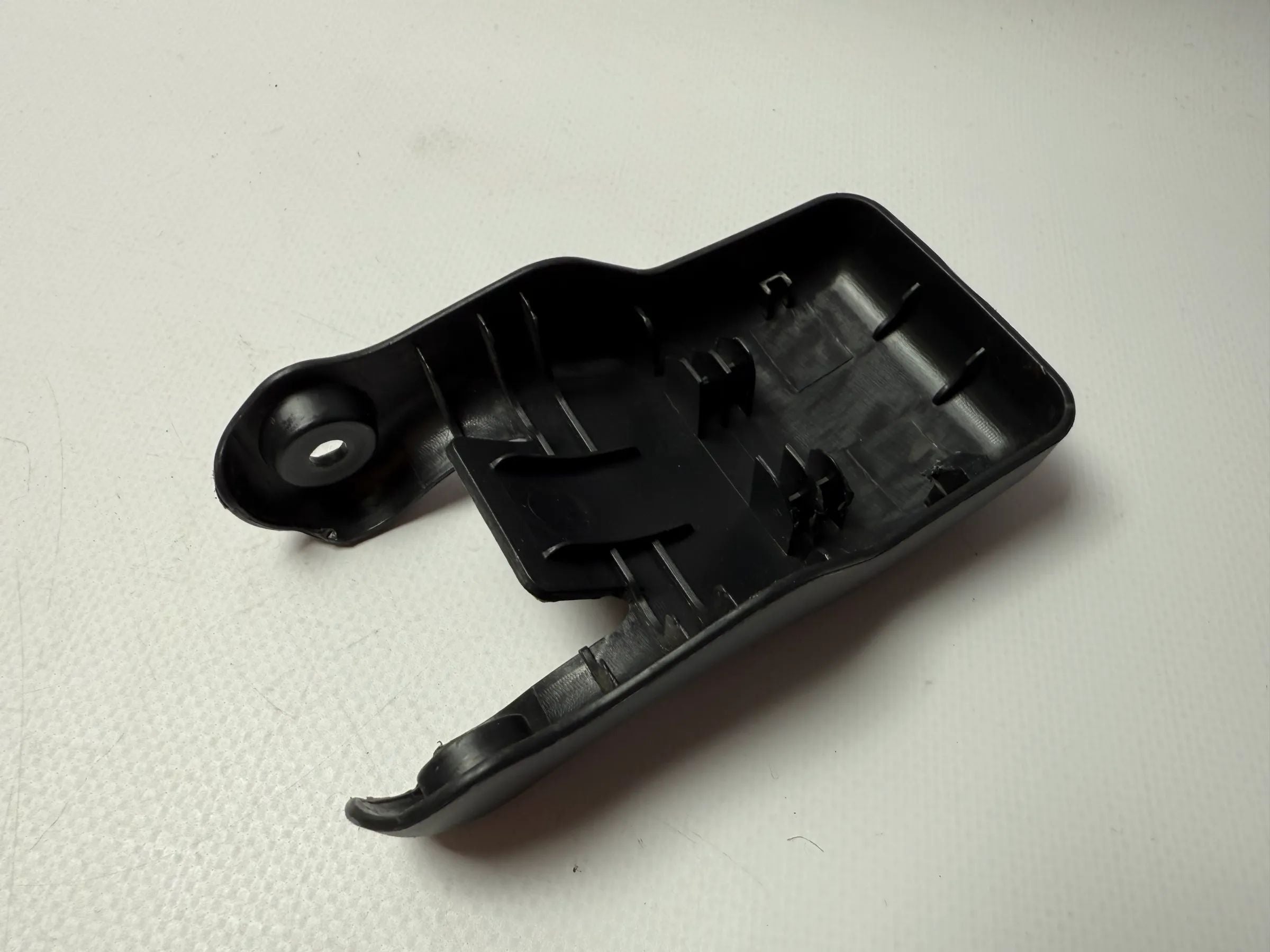 อะไหล่แท้ Hyundai Tucson ฝาปิดบานพับเบาะ 89137-2E000-U7