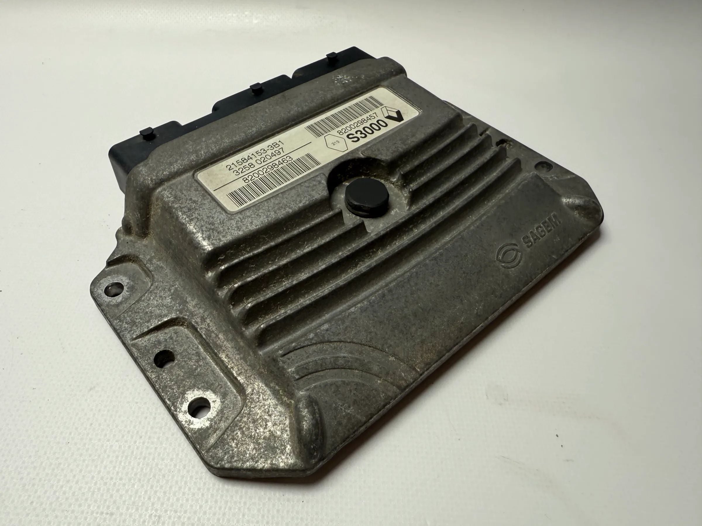 Оригинальный блок управления двигателем Renault Scenic 2 II ECU Sagem 8200298457 / 8200298463
