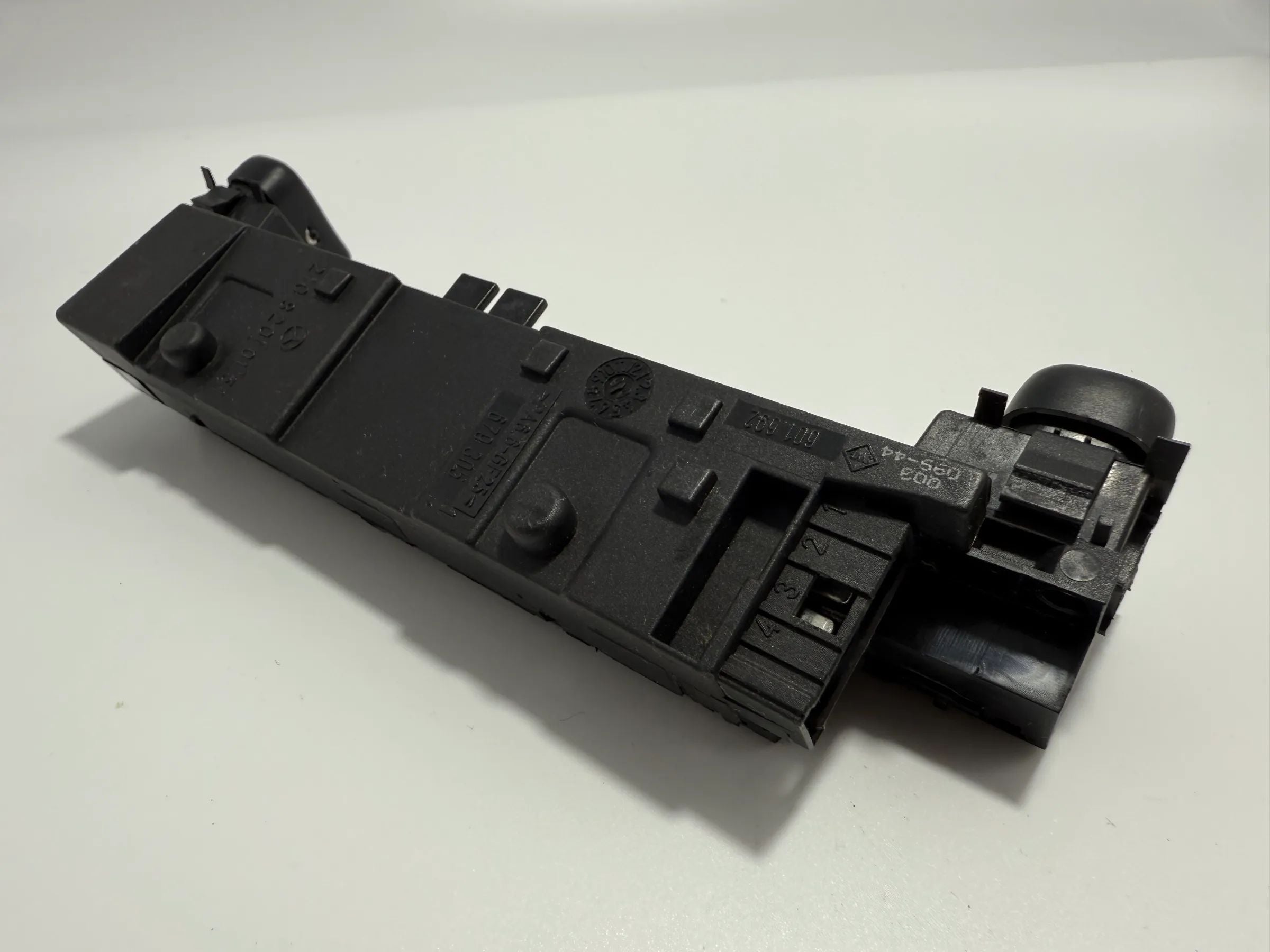 Original Mercedes-Benz C 250 switch panel seat heating switch 2108200151 