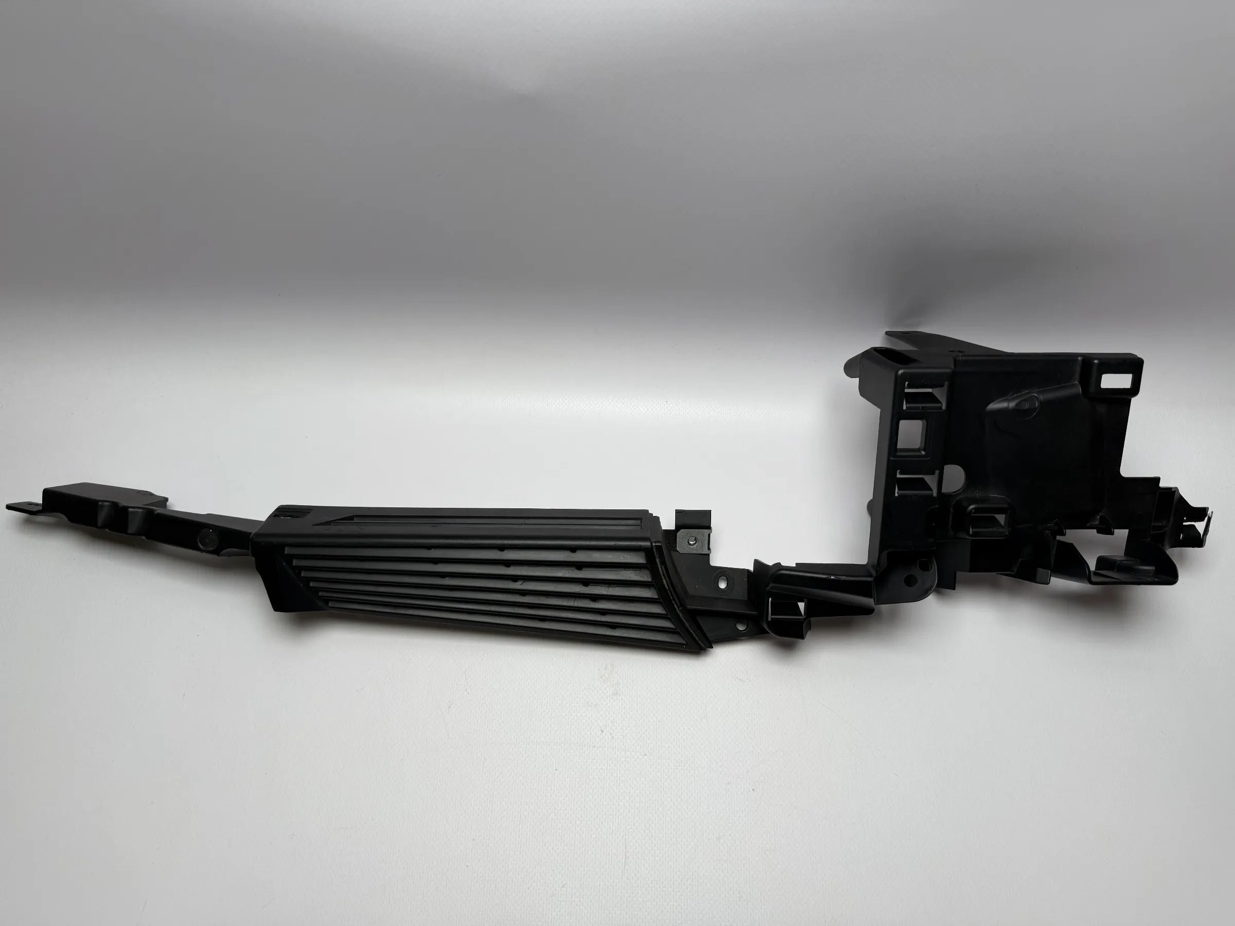 Оригинальная накладка BMW E91 правая черная для багажного отделения рельс 7068910-09