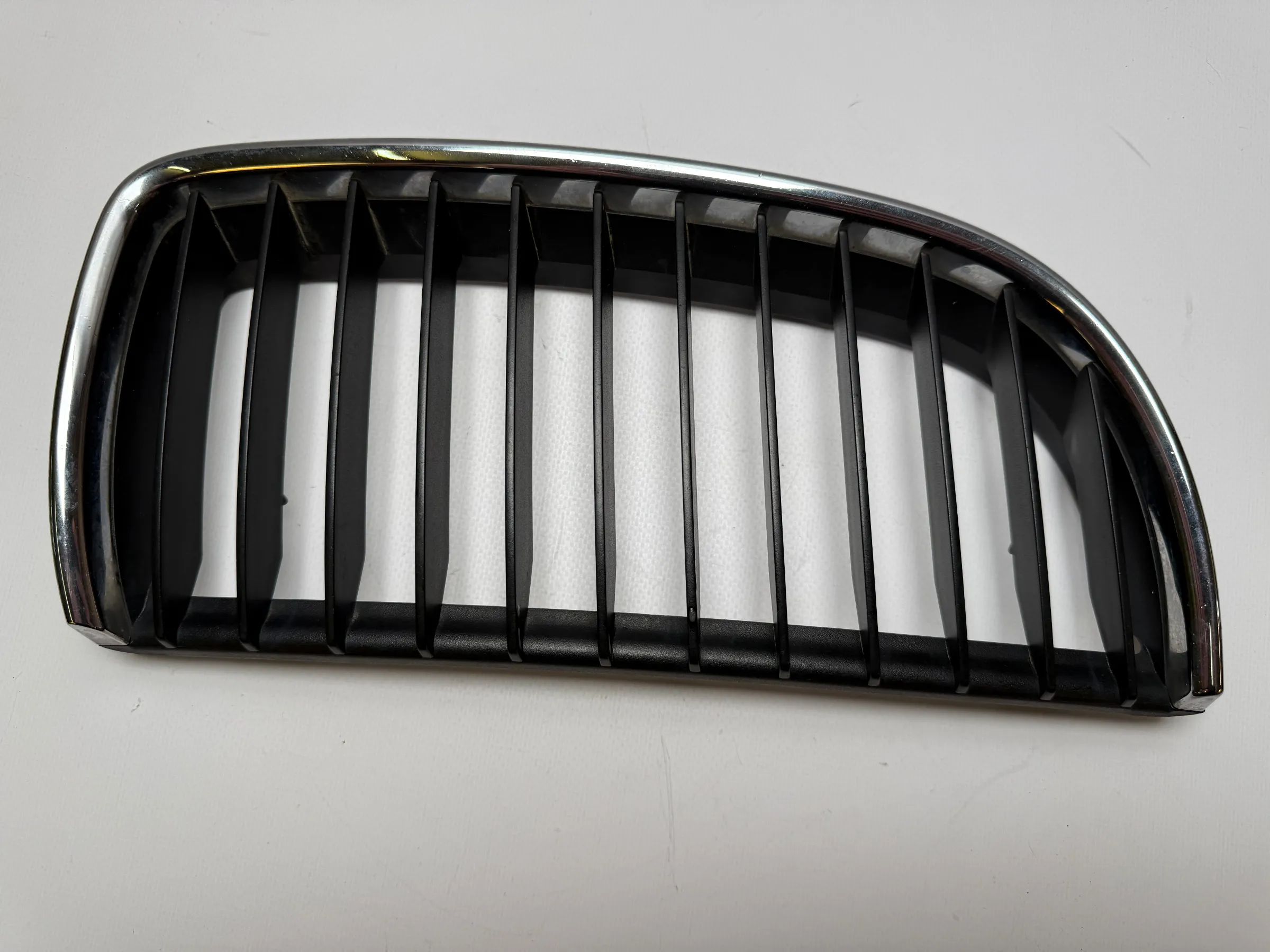 อะไหล่แท้ BMW 3er Touring E91 กระจังหน้า ขวา 7120008