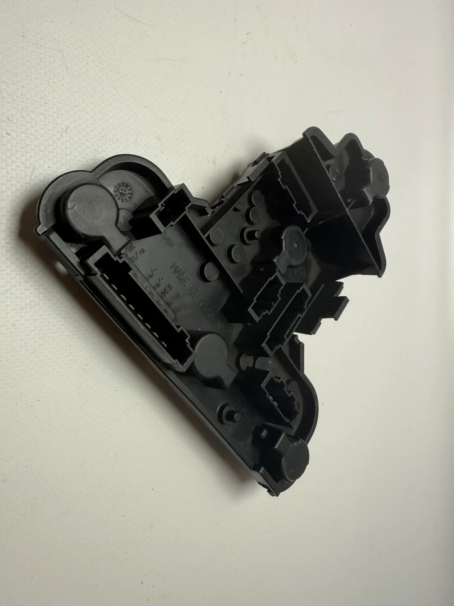 Оригинальный держатель лампы заднего фонаря VW Гольф 3 (VR6 GTI) 1H6 945 257