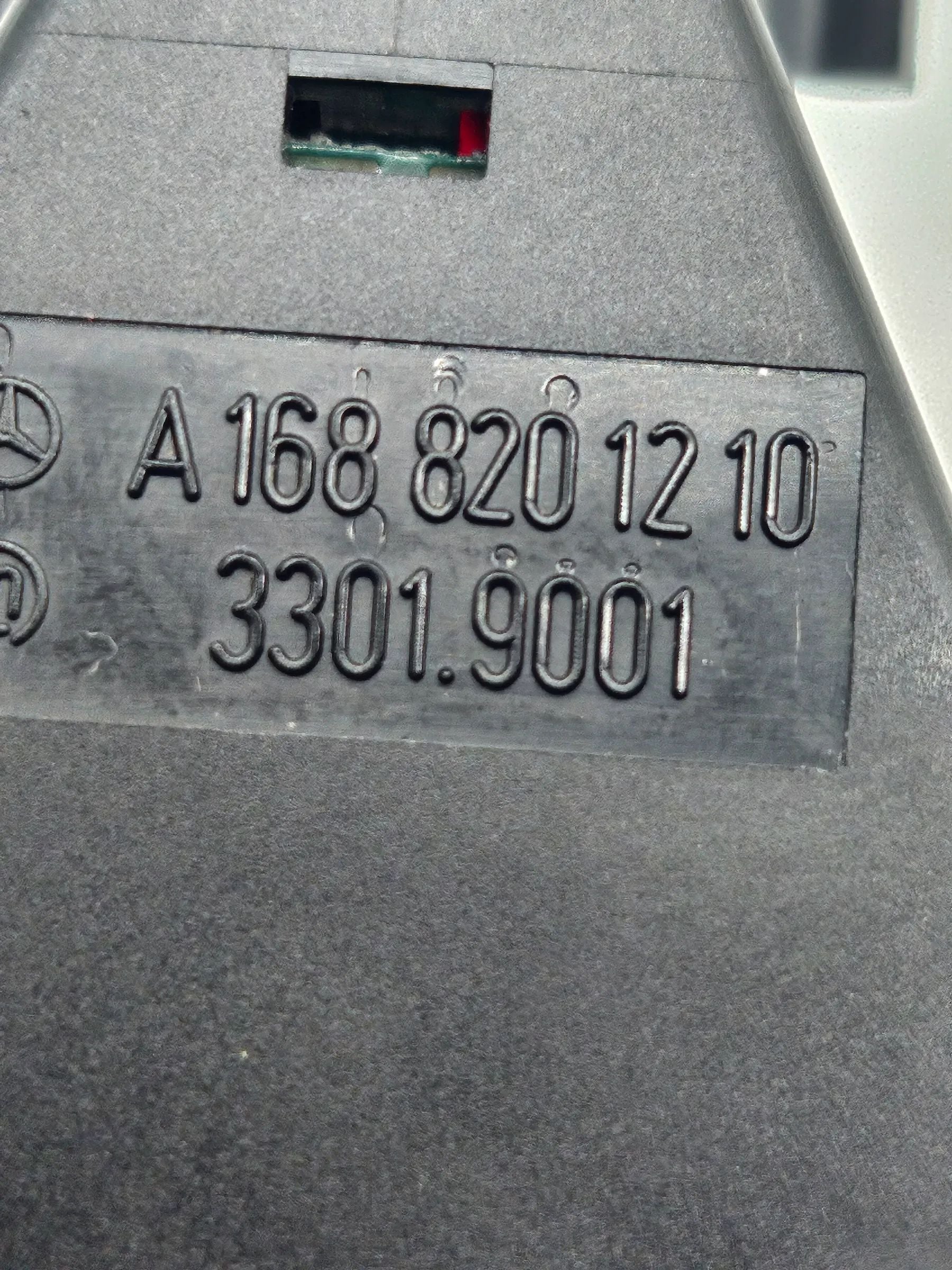 Original MERCEDES BENZ A-KLASSE W168 A140 Interruptor de luces de emergencia A1688201210