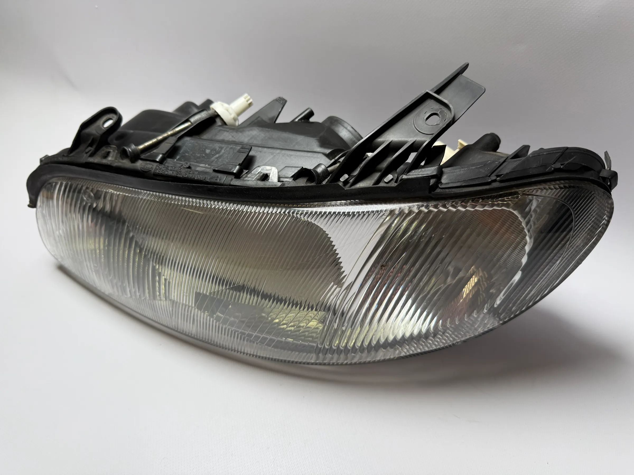 Ópticas dianteiras principais originais Opel Omega B1 1998 com ajuste faróis à esquerda Hella 15443500