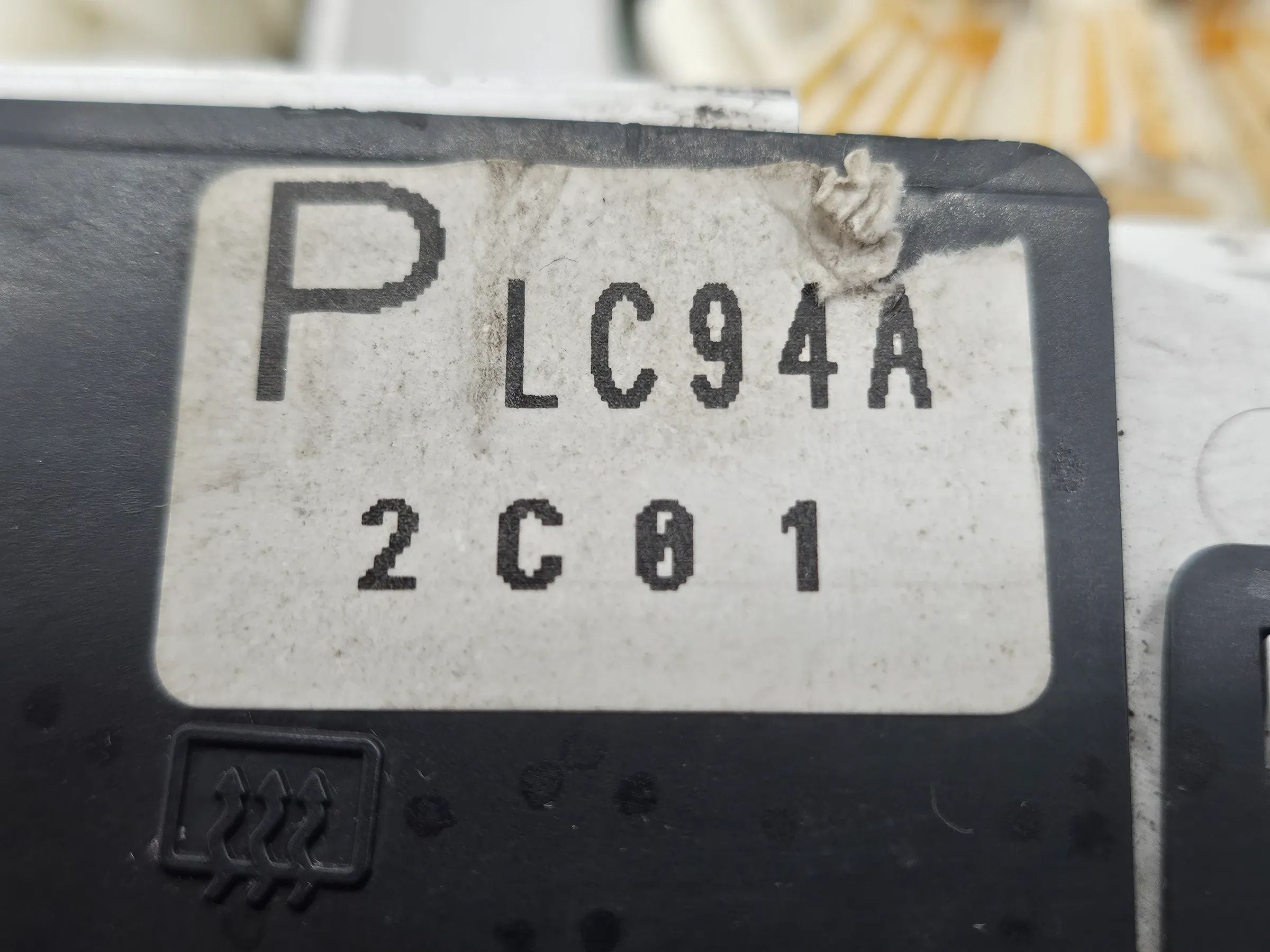Oryginalny panel sterowania klimatyzacją Mazda MPV II PLC94A2C01