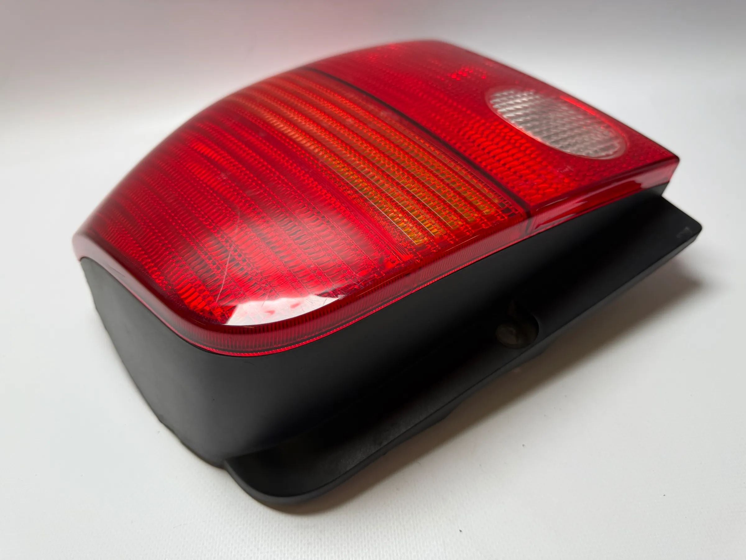 Oryginalna prawa lampa tylna VW Lupo 6E1/6X1, Carello 38020748 / 9558