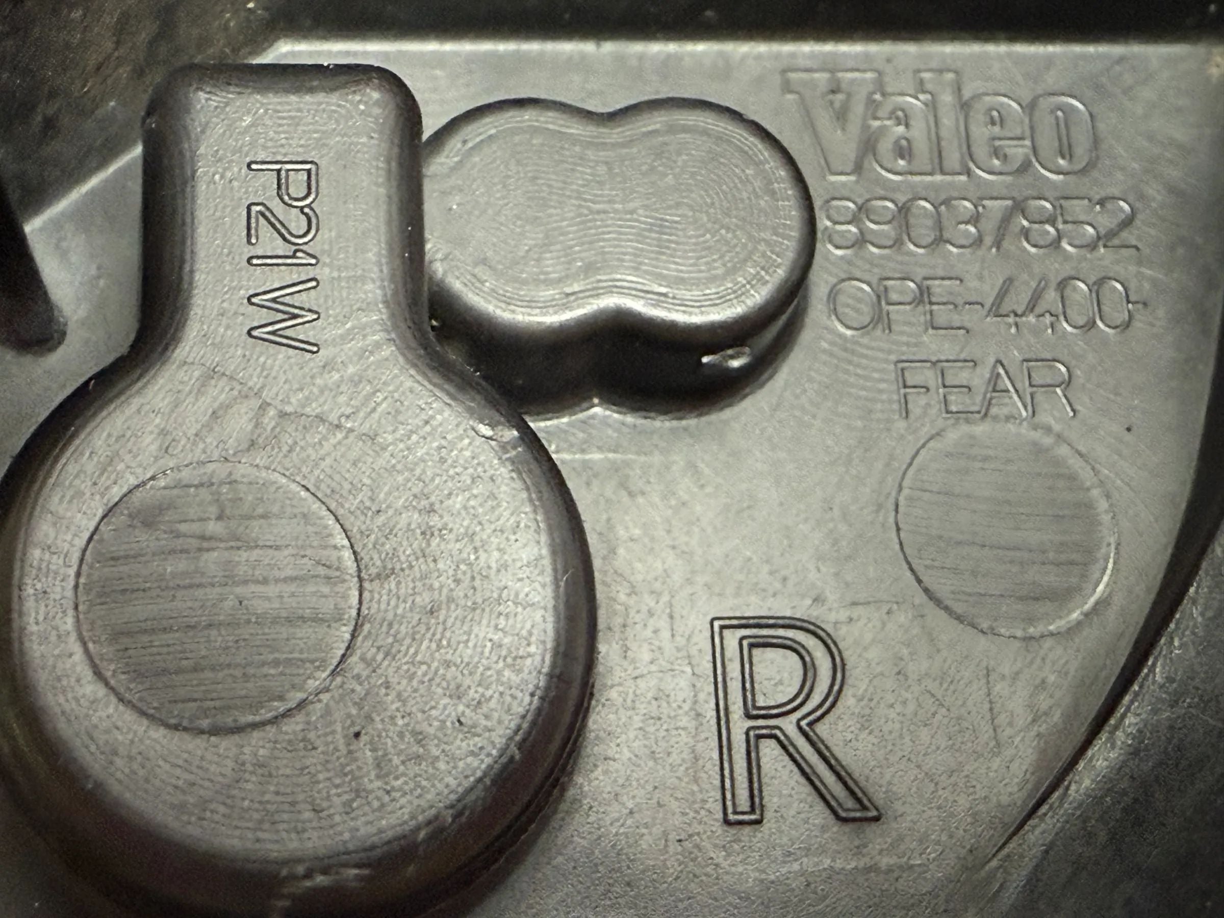 Oryginalny uchwyt lampy tylnych świateł Opel Corsa D prawy 88037852