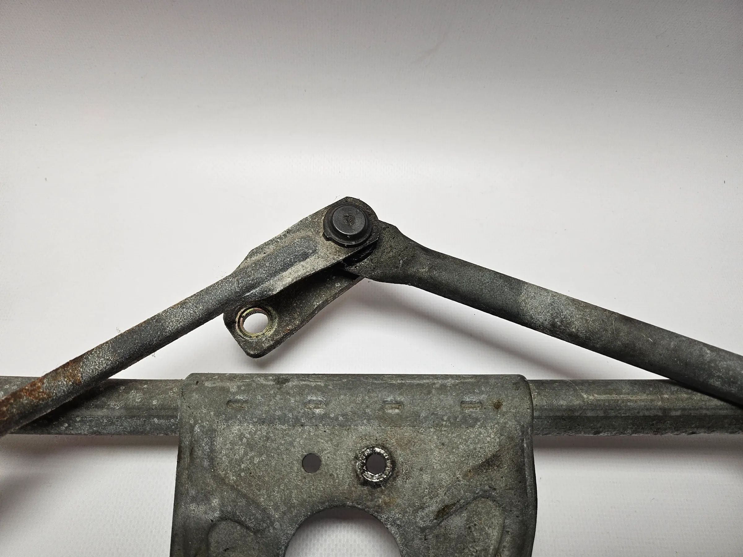 Original BMW X5 E53 wiper linkage front 7046570-01