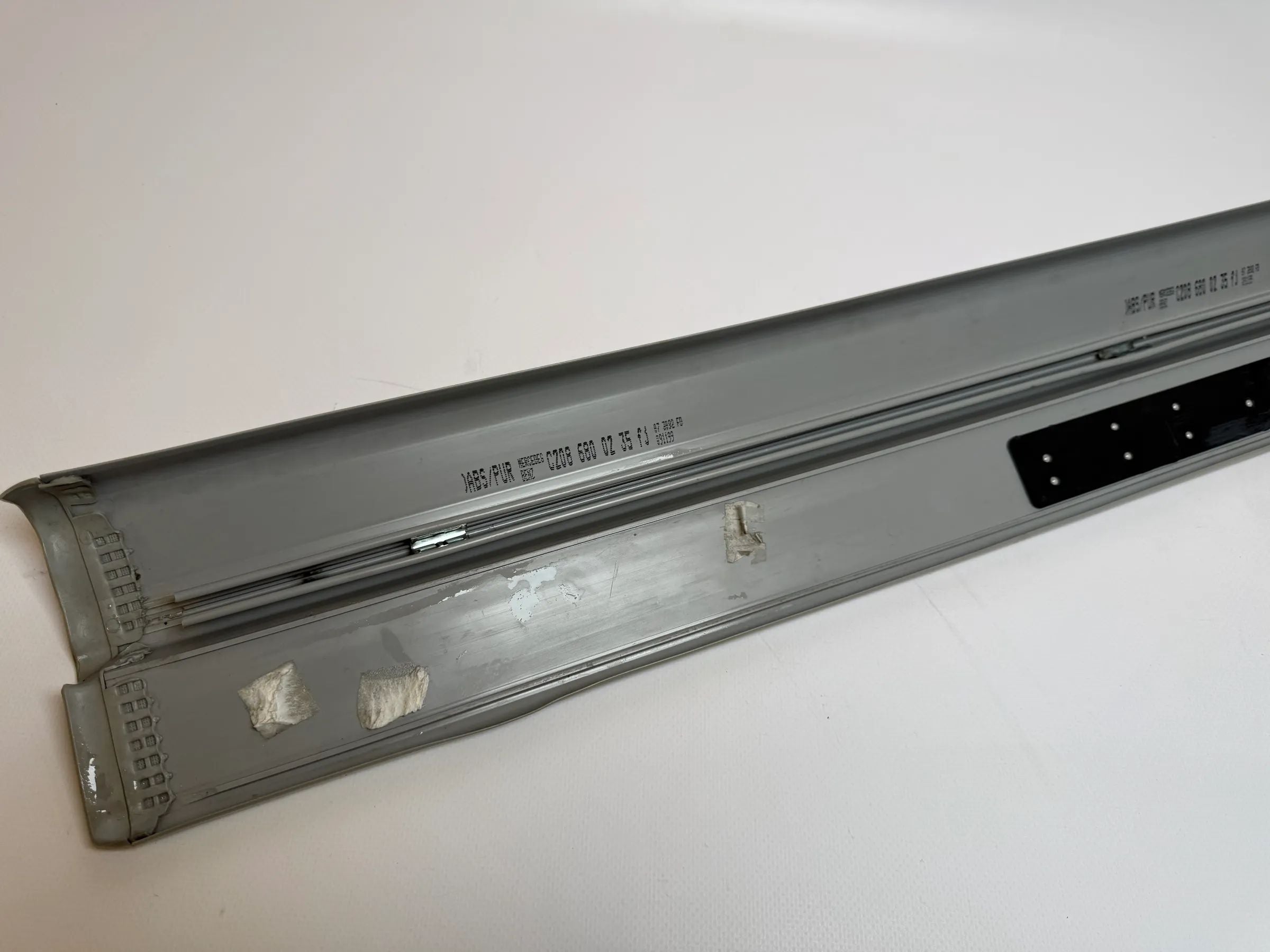 Oryginalne listwy progowe Mercedes-Benz CLK (C208/W208) Szare Lewa 2086800235