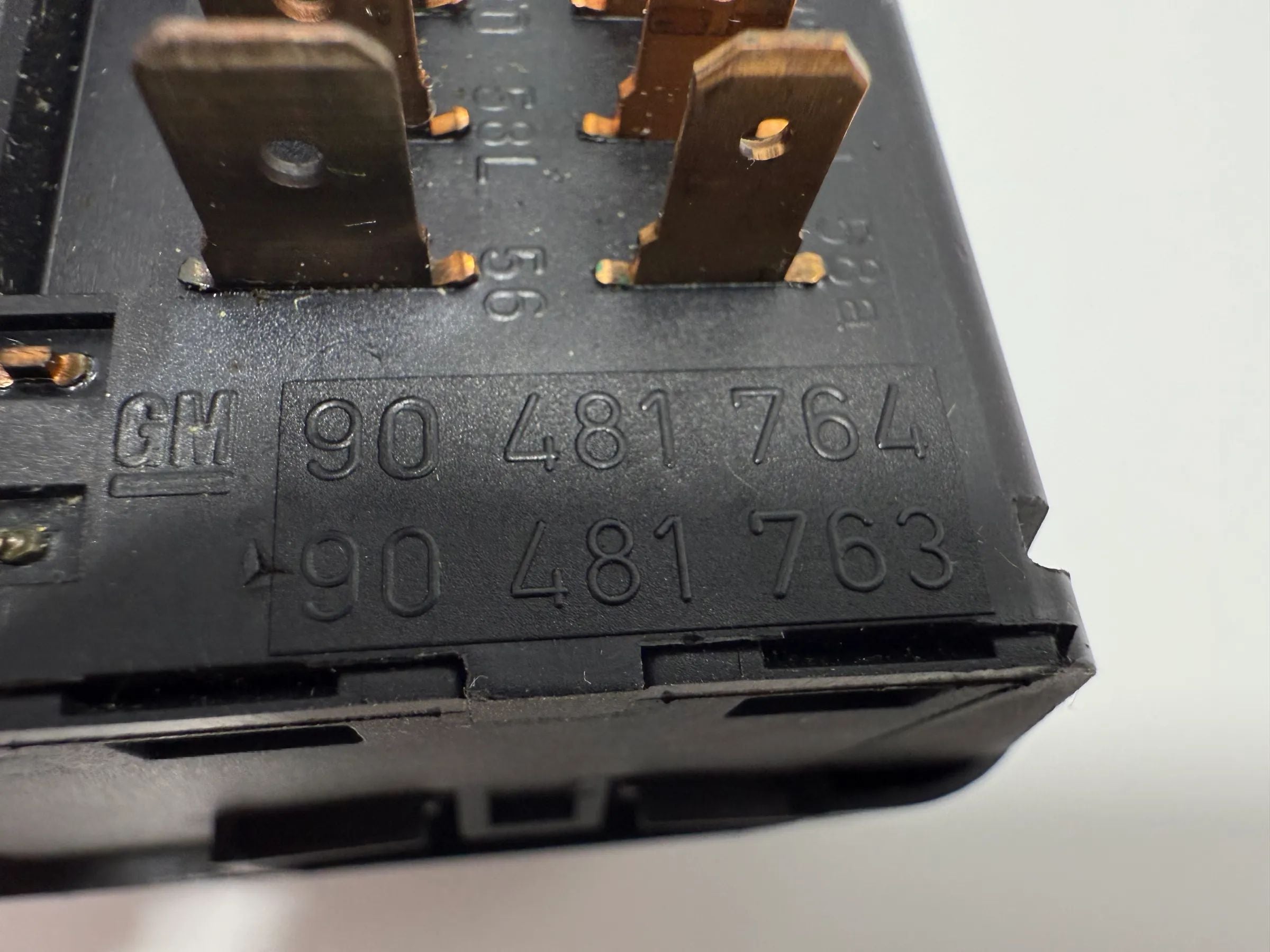 Oryginalny przełącznik świateł głównych Opel Corsa B / Agila A 90481764