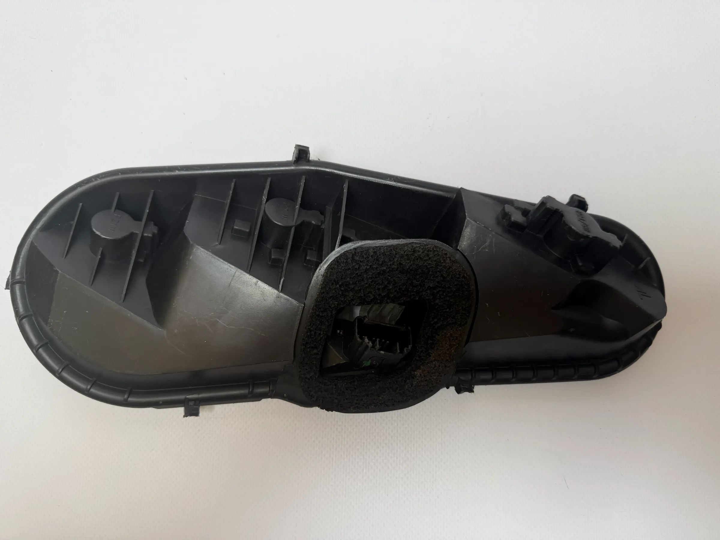 Oryginalny uchwyt lampy tylnej prawy Citroen C1 Peugeot 107 (PM/PN) 25688002