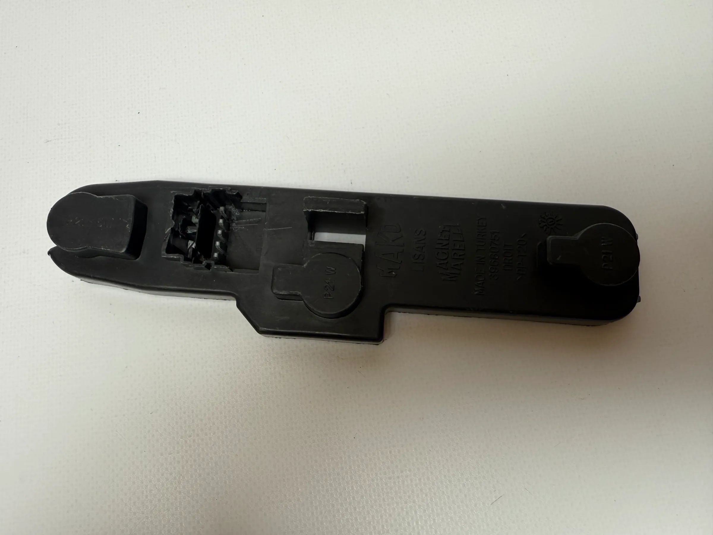 Oryginalny prawy uchwyt lampy tylnej Renault Megane I Mako 39680751